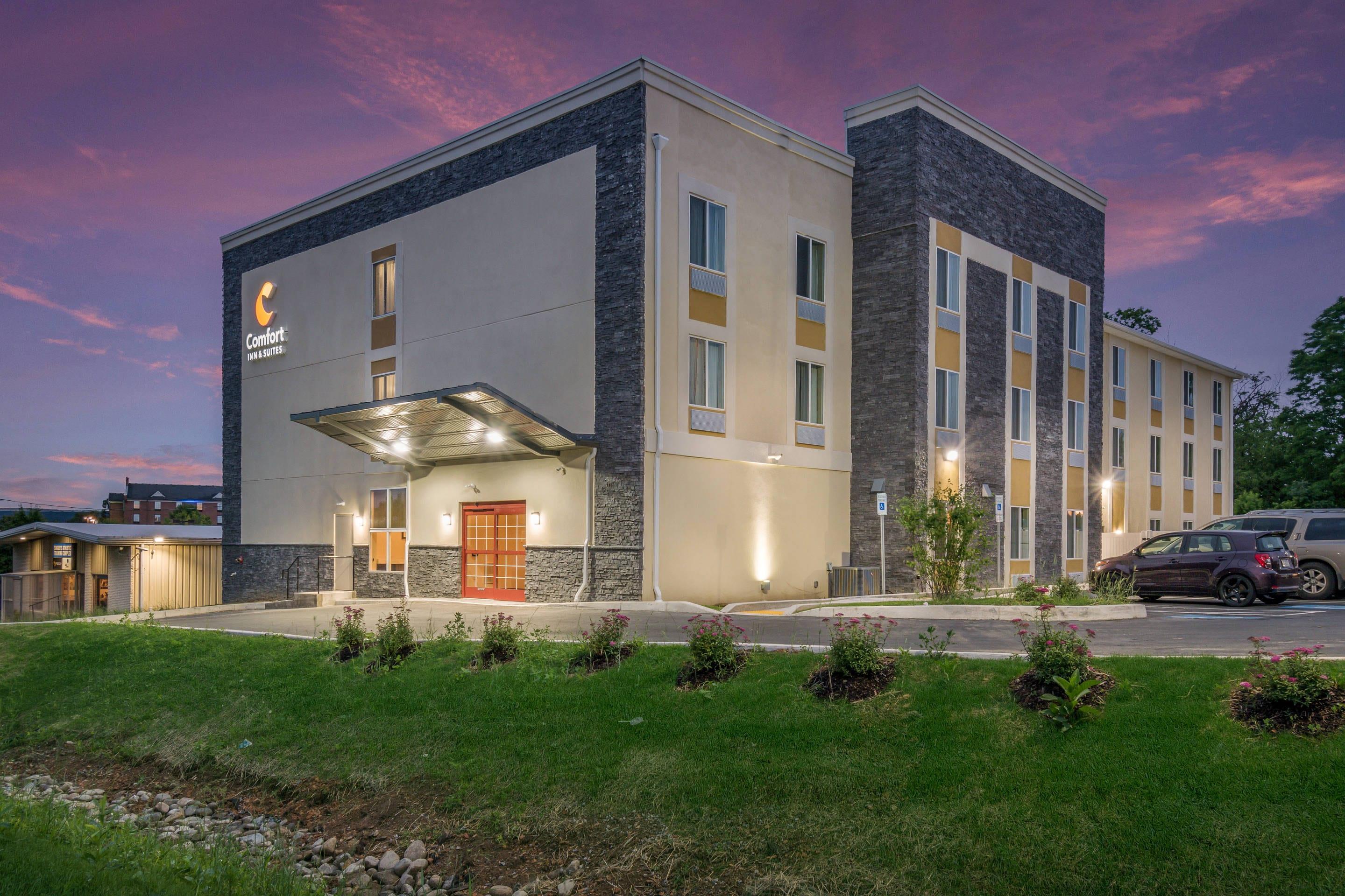 Hotel at night | Comfort Inn & Suites Harrisburg - Hershey West
