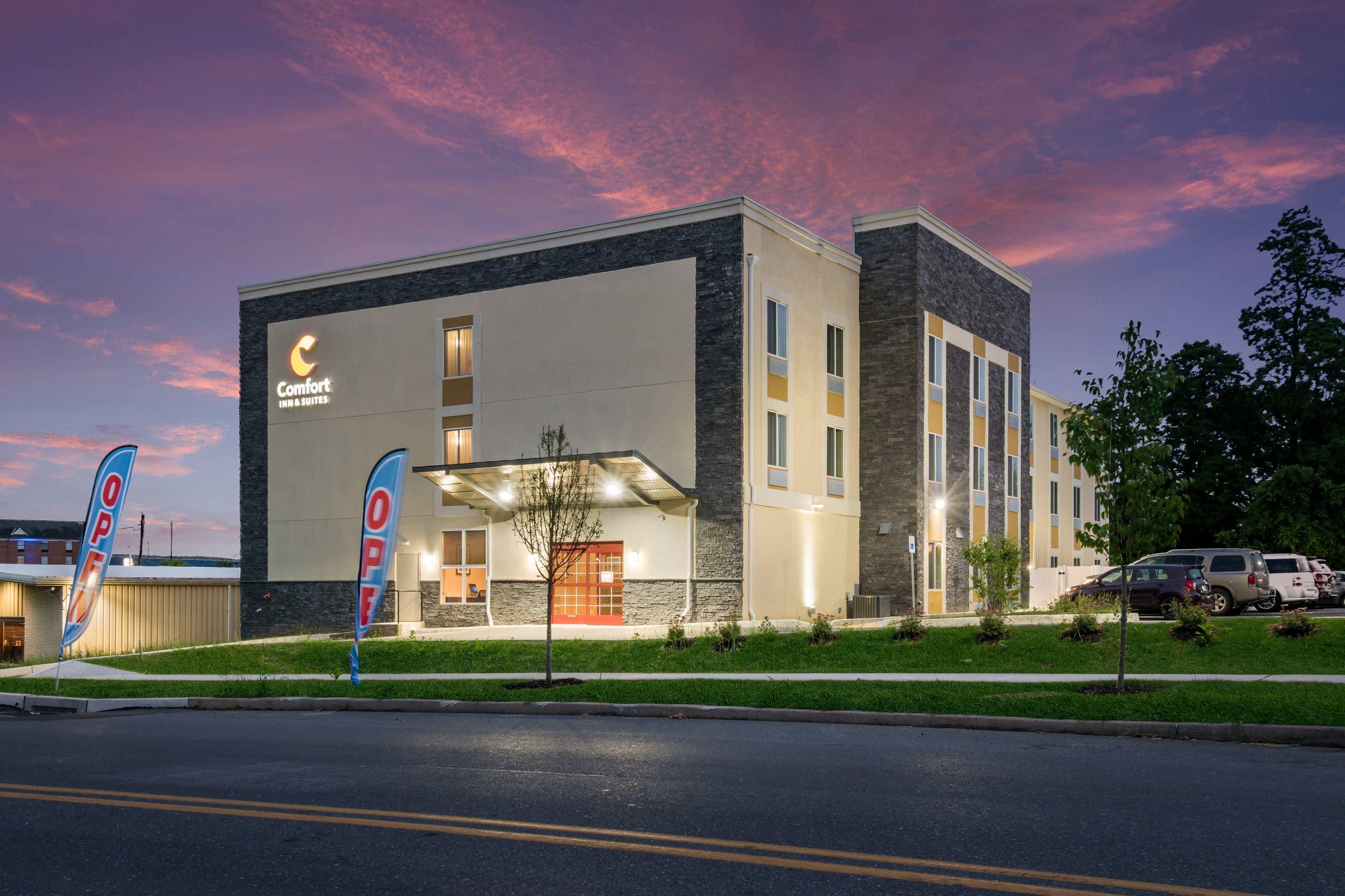 Hotel at night | Comfort Inn & Suites Harrisburg - Hershey West