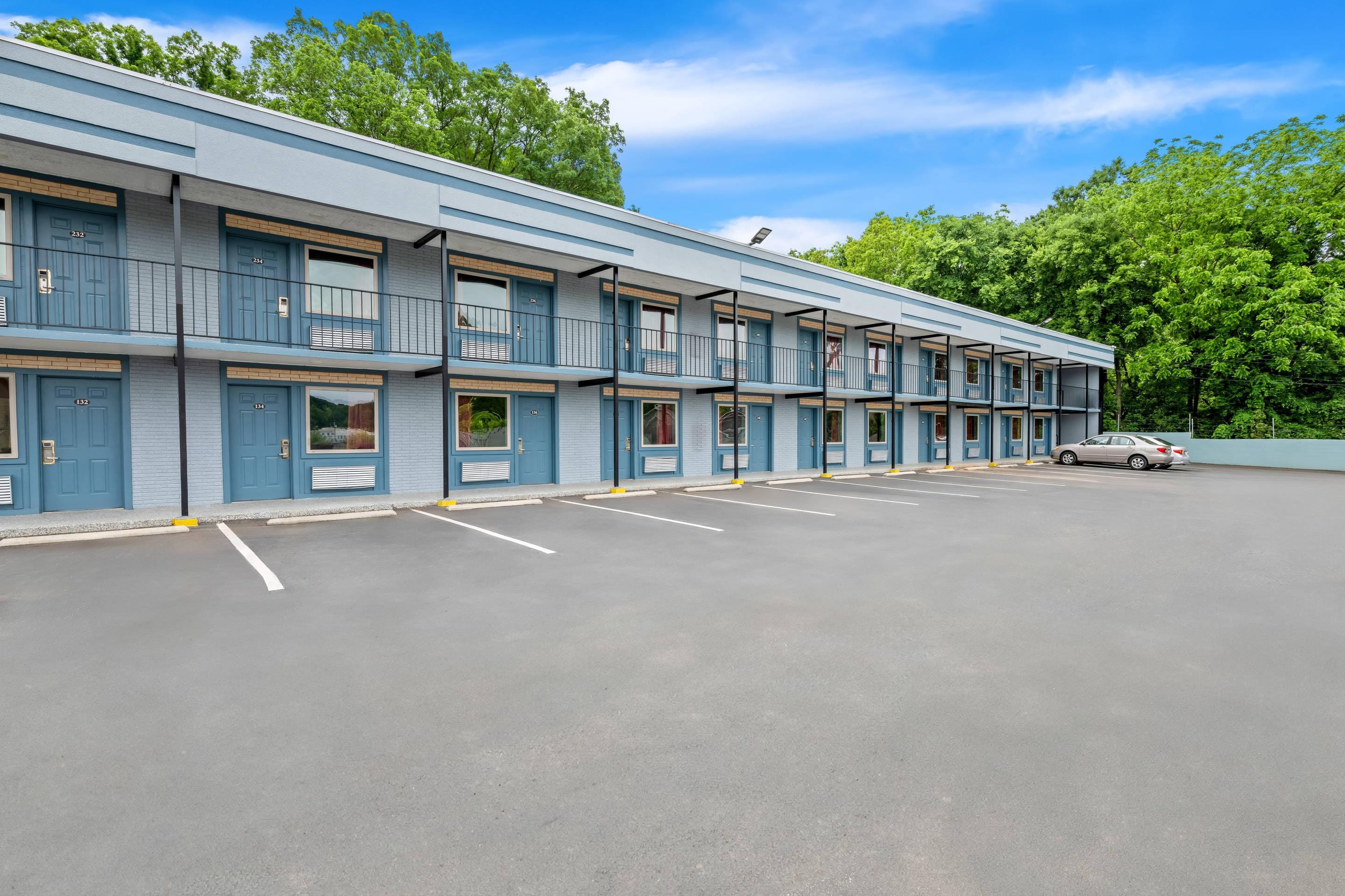 Parking Area | Econo Lodge Charlotte Airport Area