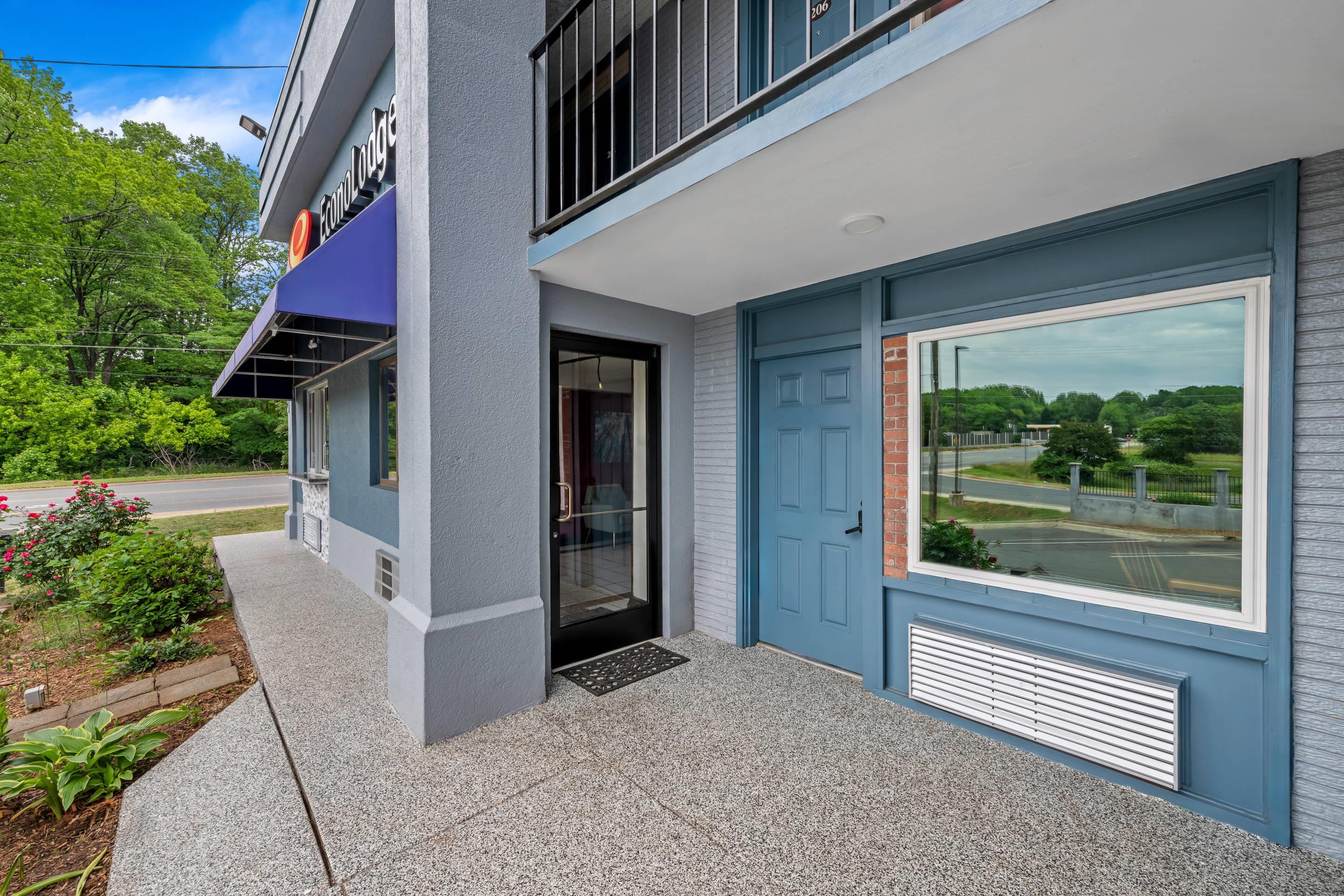 Hotel Entrance | Econo Lodge Charlotte Airport Area