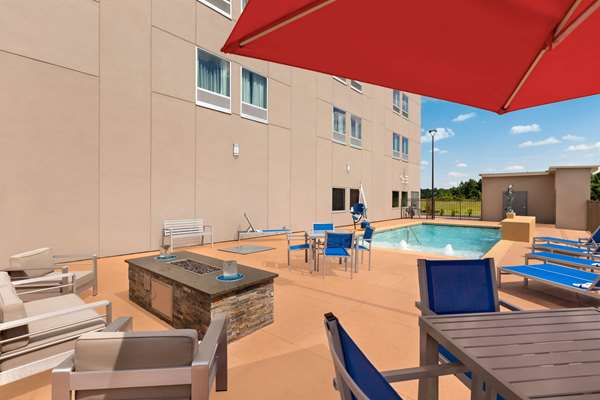 Pool - La Quinta Inn & Suites Brunswick - I-95, Exit 38