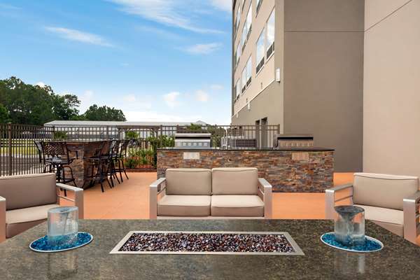 Pool - La Quinta Inn & Suites Brunswick - I-95, Exit 38