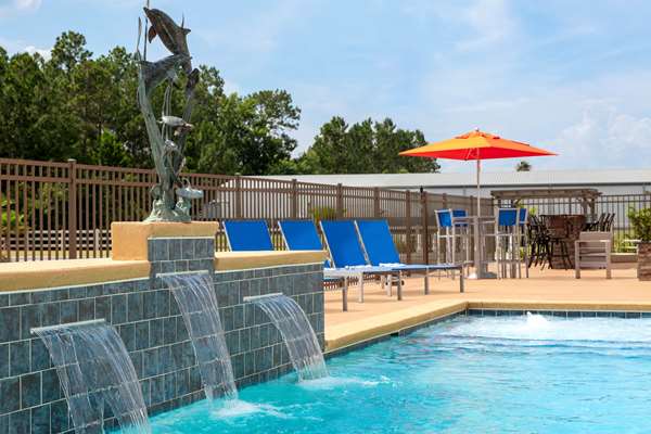 Pool - La Quinta Inn & Suites Brunswick - I-95, Exit 38