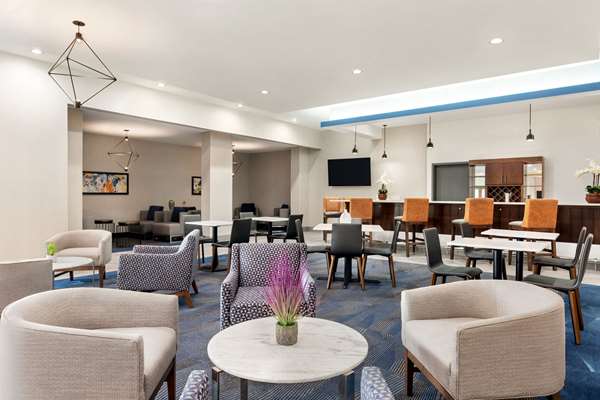 Bar - La Quinta Inn & Suites Brunswick - I-95, Exit 38