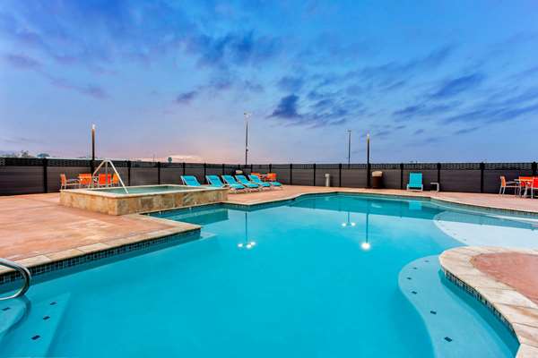Pool - La Quinta Inn & Suites San Antonio - I-35, Exit 168