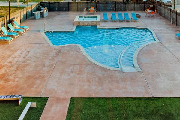 Pool - La Quinta Inn & Suites San Antonio - I-35, Exit 168