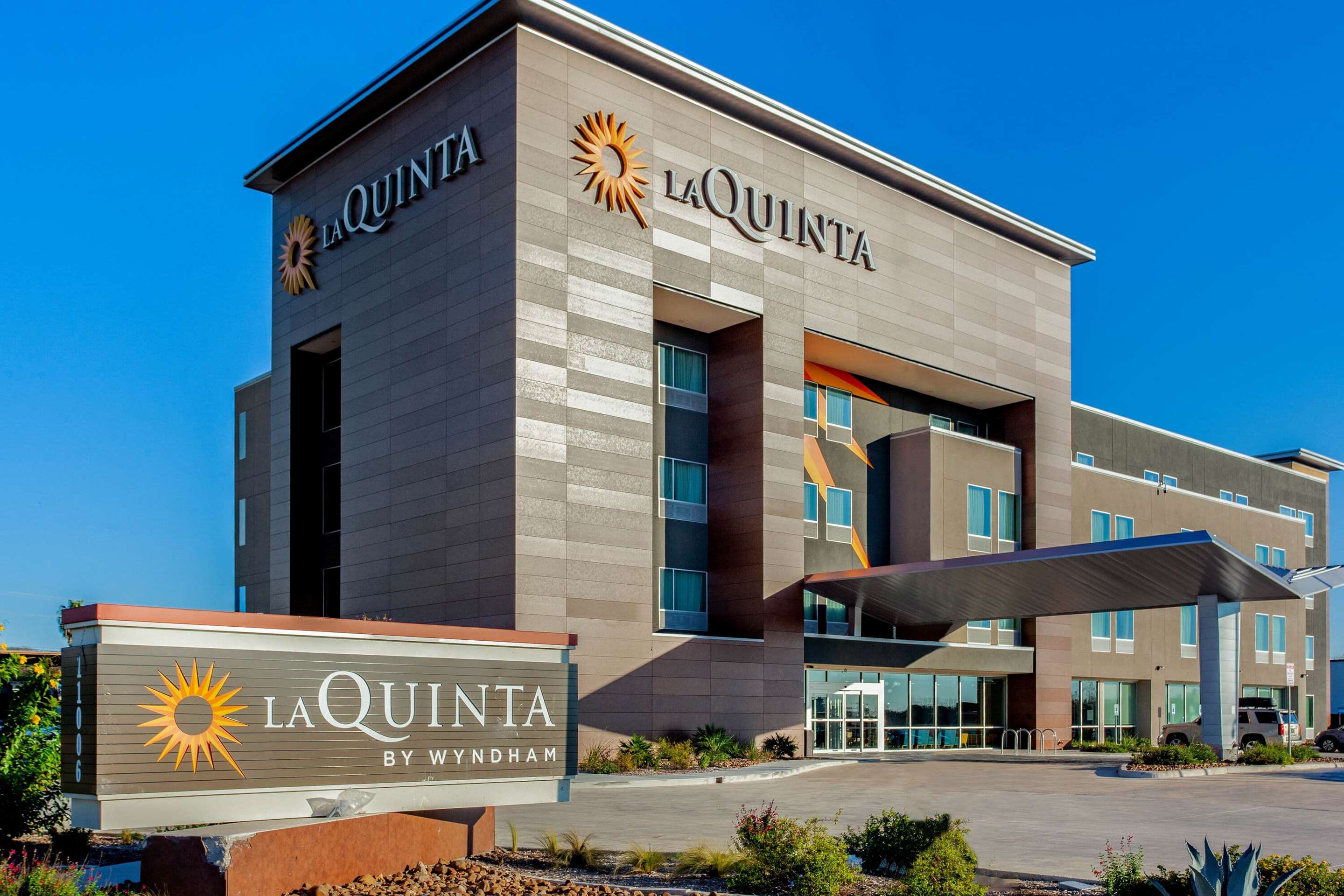 Exterior | La Quinta Inn & Suites by Wyndham San Antonio Alamo City