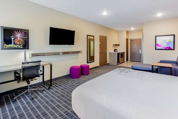 Suite - La Quinta Inn & Suites San Antonio - I-35, Exit 168