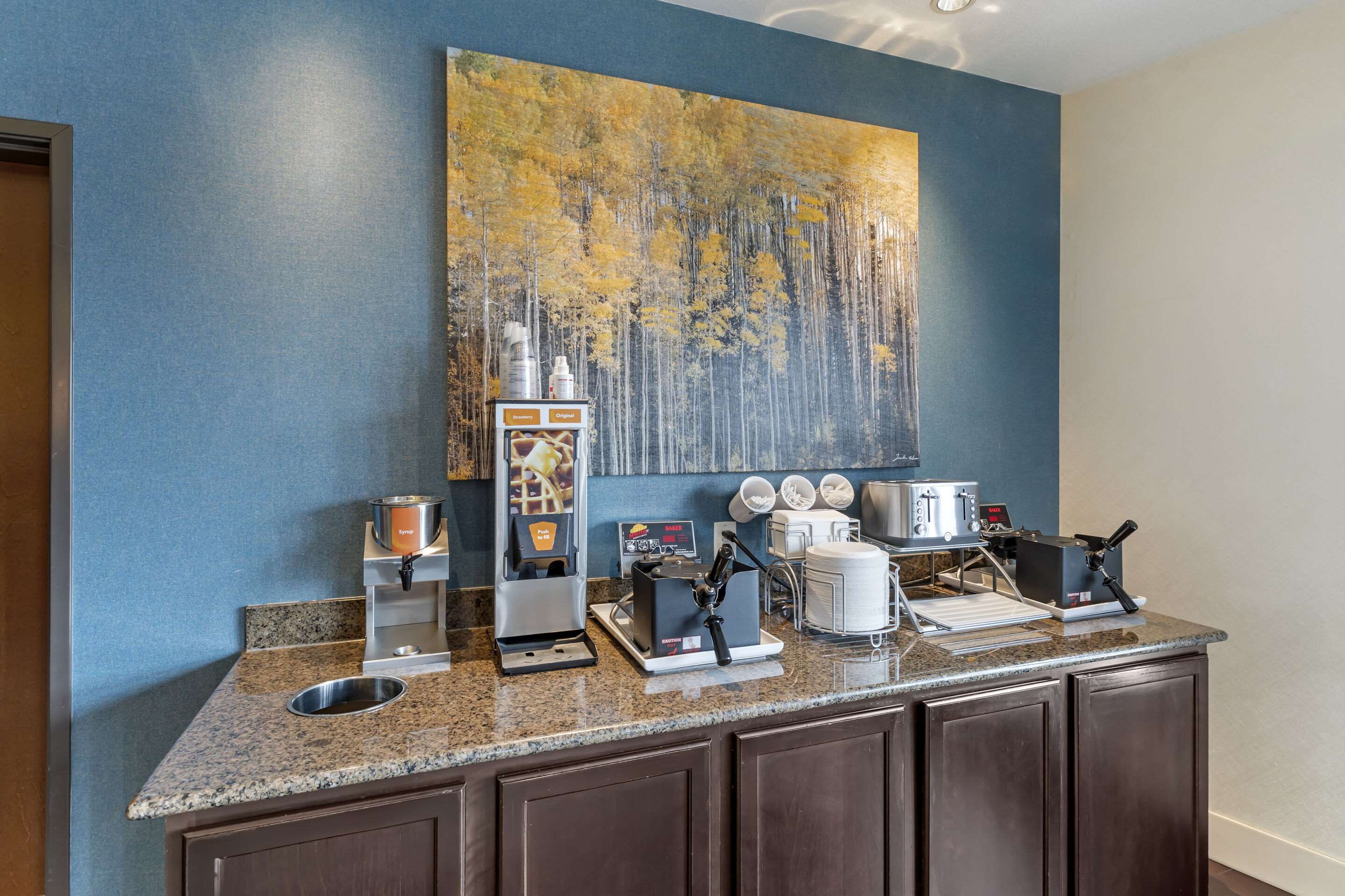 Breakfast area | Comfort Inn & Suites Brighton Denver NE Medical Center