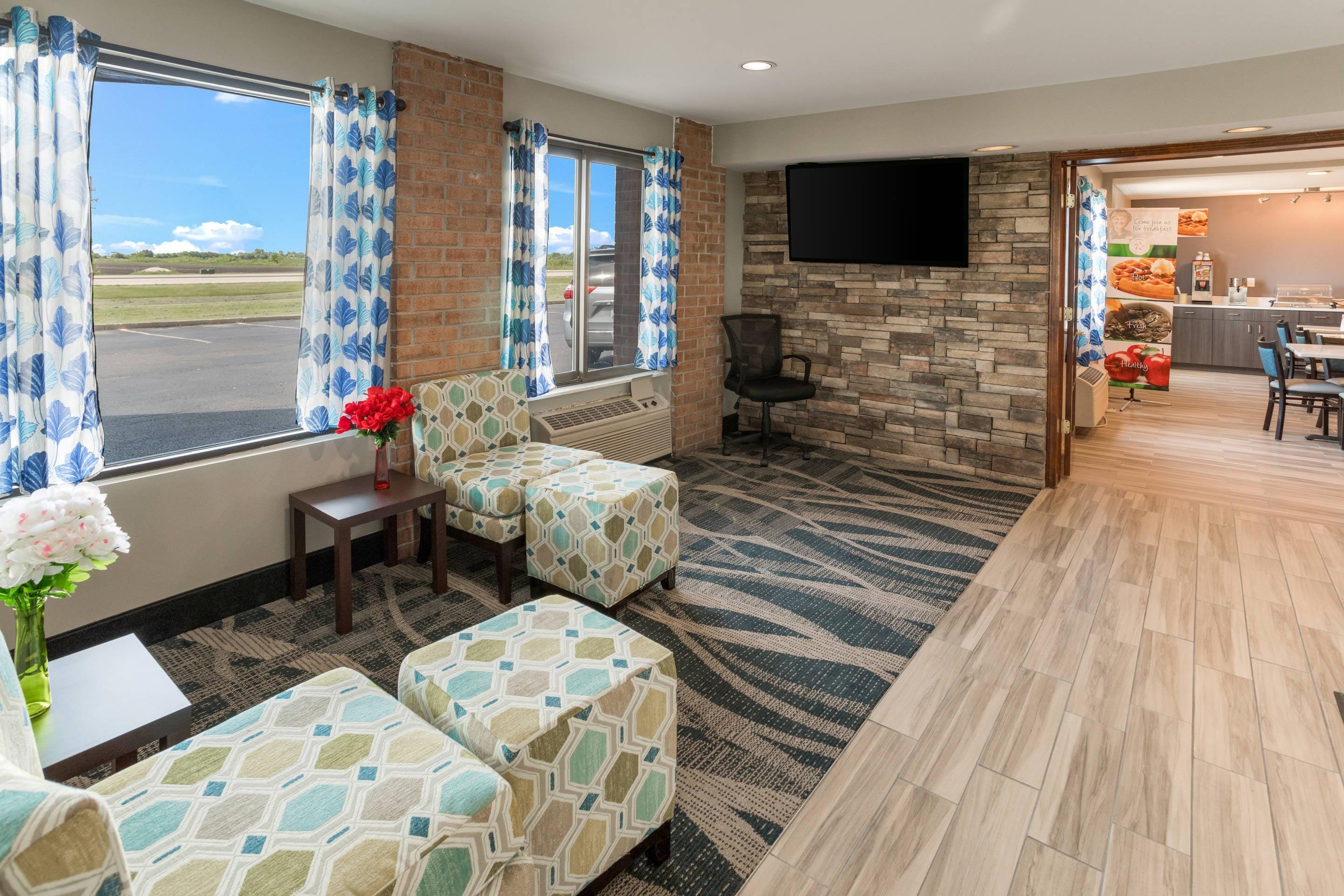 Lobby with sitting area | Quality Inn