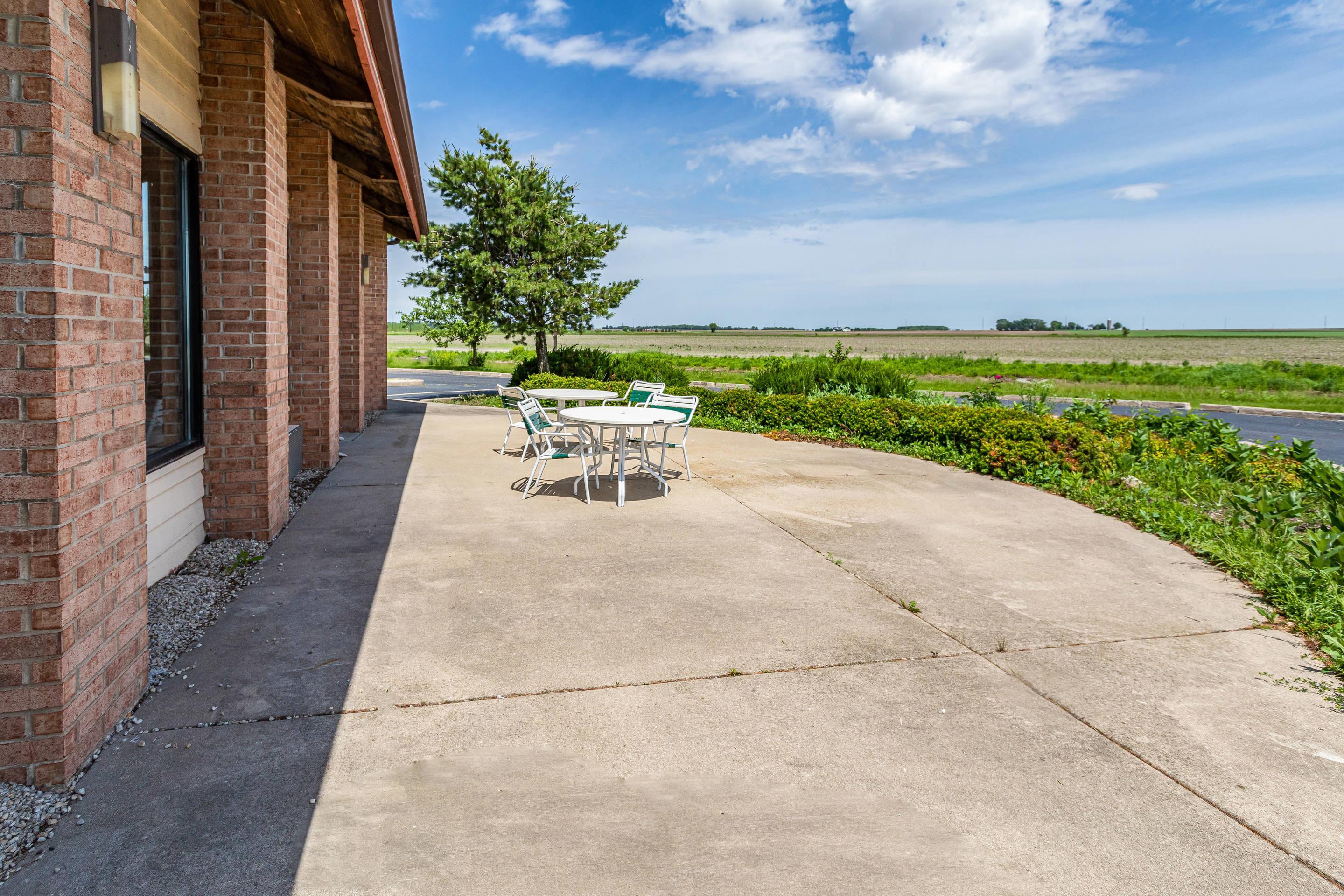 Hotel patio | Quality Inn