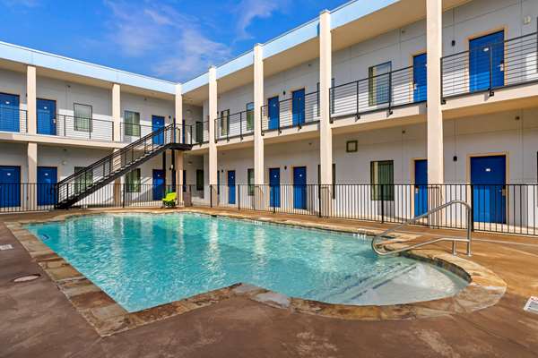 Pool - Quality Inn & Suites Elgin