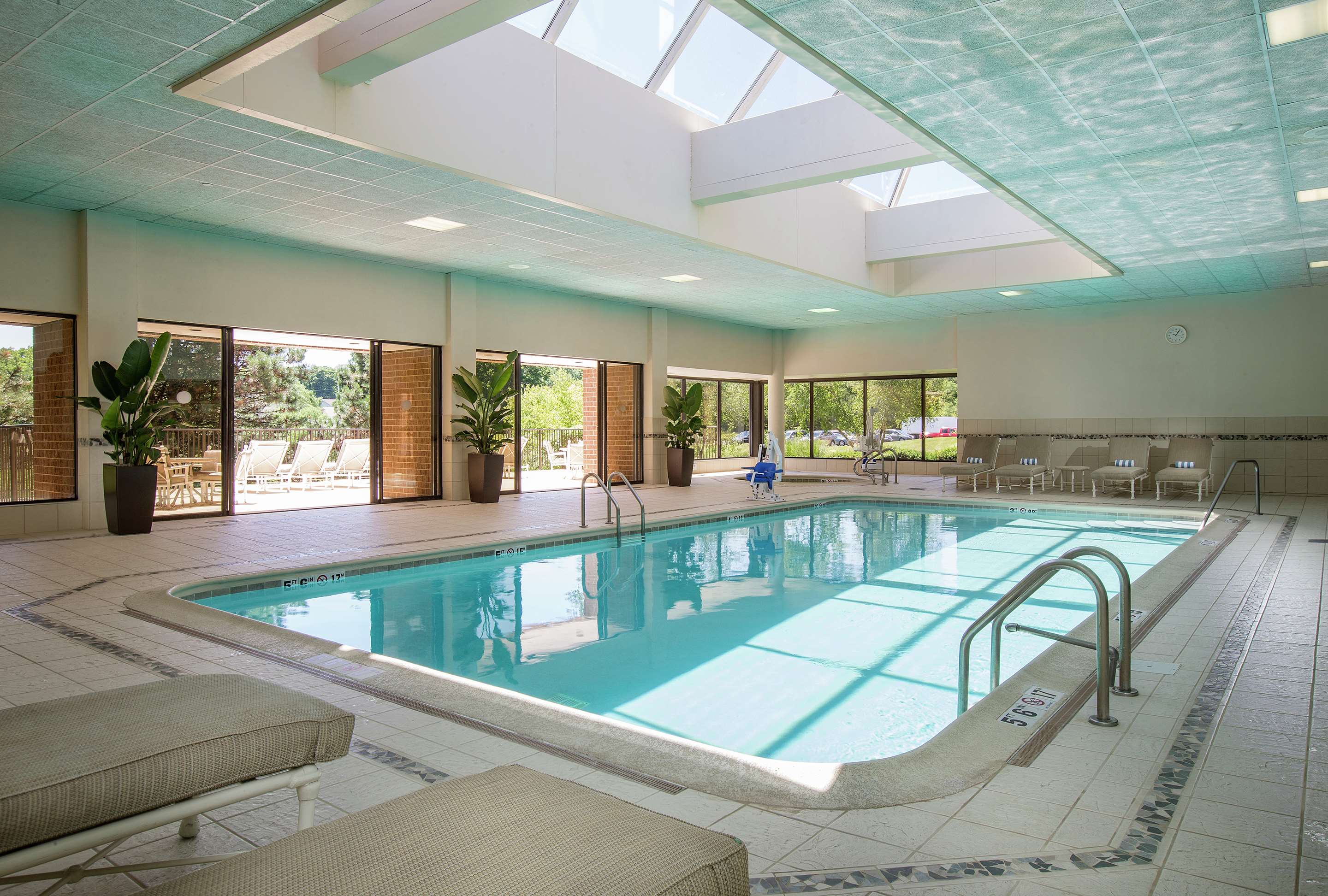 Pool | DoubleTree by Hilton Lisle Naperville