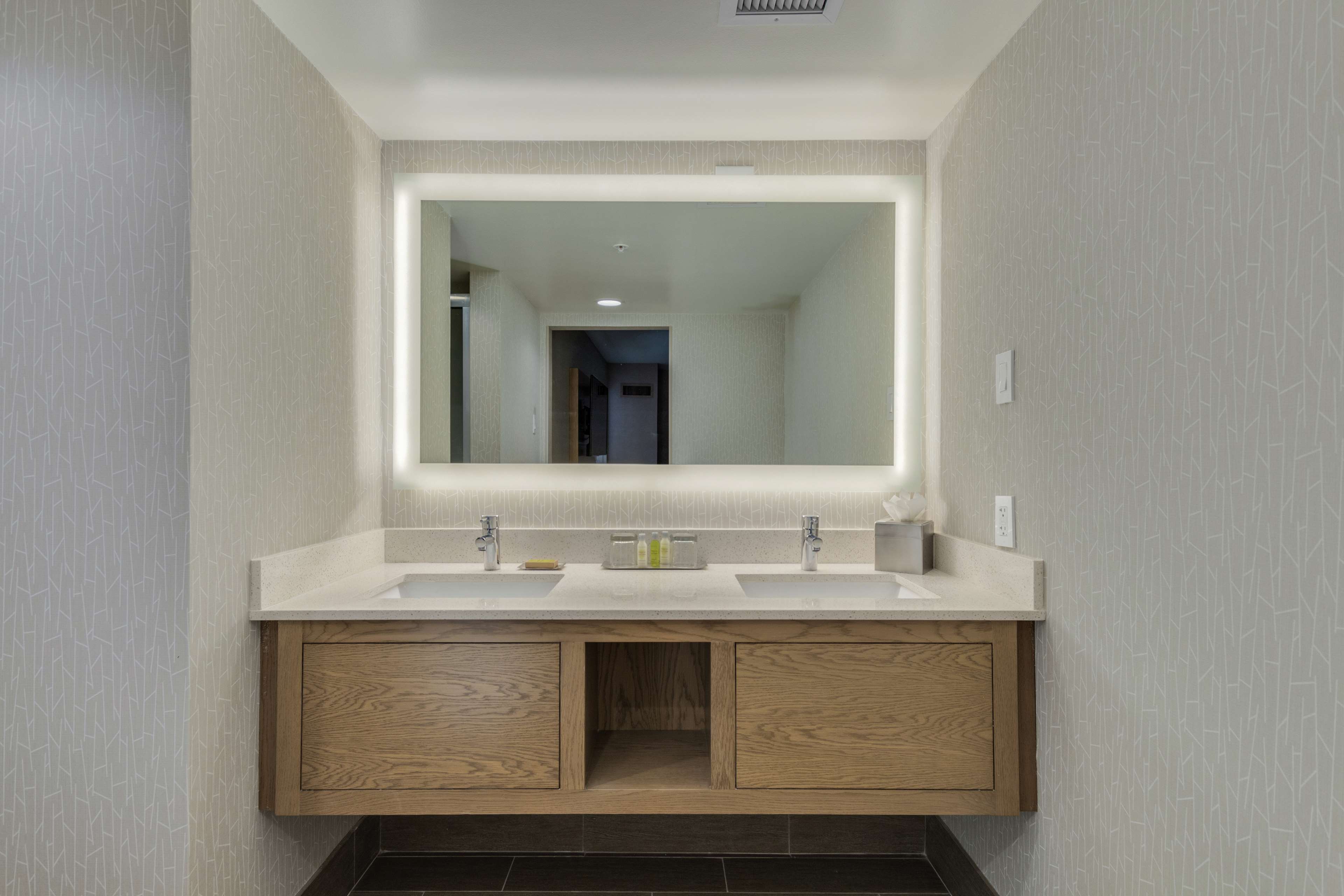 DoubleTree by Hilton Phoenix Chandler Room Type - 1KING 2 RM DLX STE-SOFABED