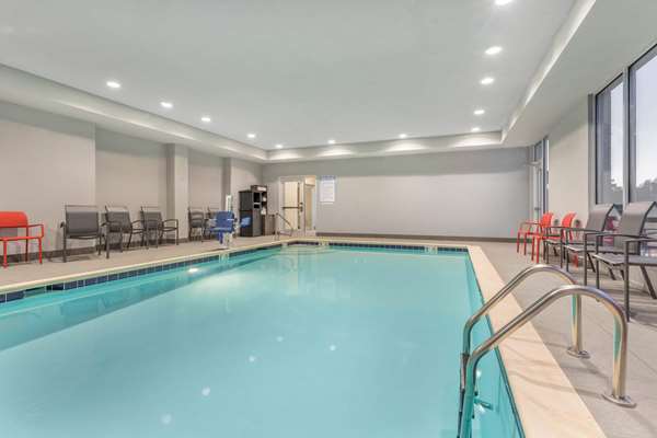 Pool - La Quinta Inn & Suites Bloomington