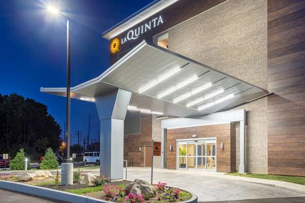 Exterior view - La Quinta Inn & Suites Bloomington
