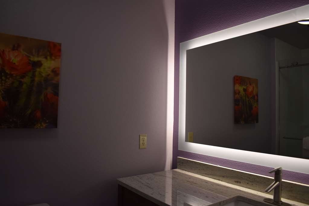 LA QUINTA INN STE FLAGSTAFF E-guestroom-Guest Room,Bathroom,On-Site.jpg