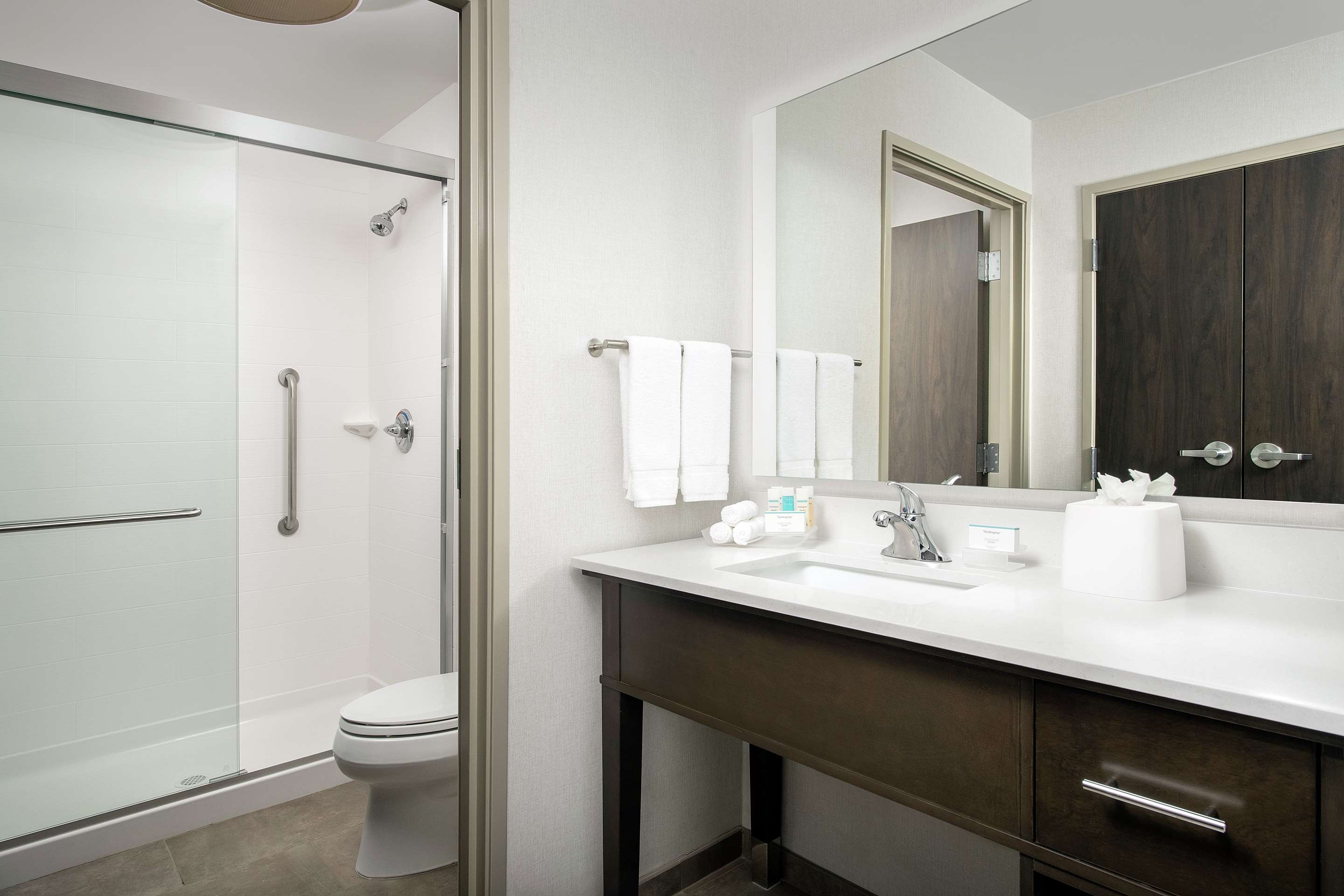Guest room bath