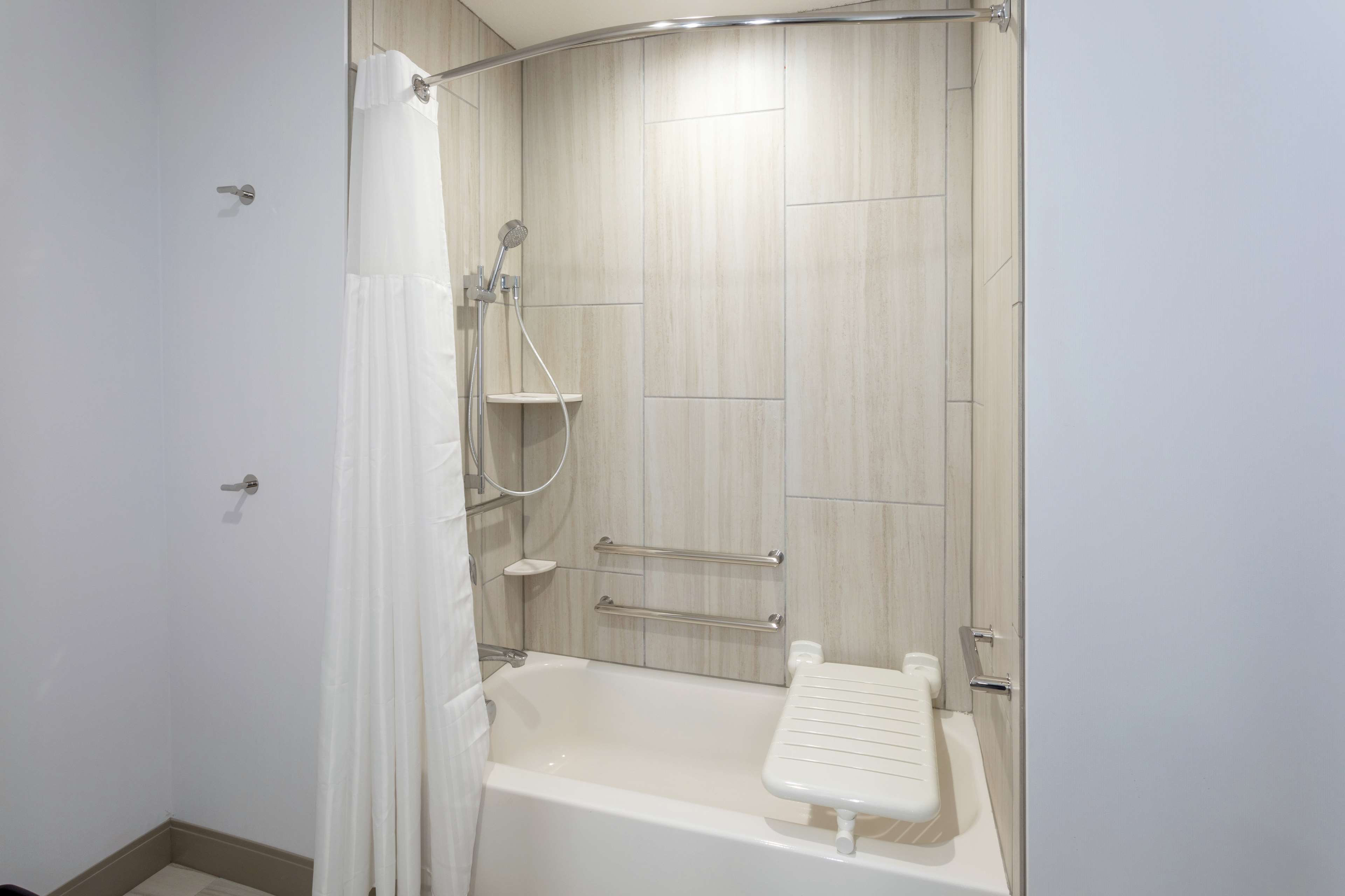 Hilton Garden Inn St. Cloud Room Type - 1 KING ACC RM W BATHTUB