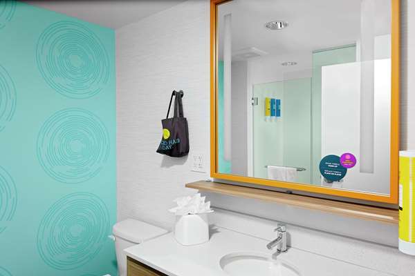  - Tru by Hilton Hotel Cleveland Clinic