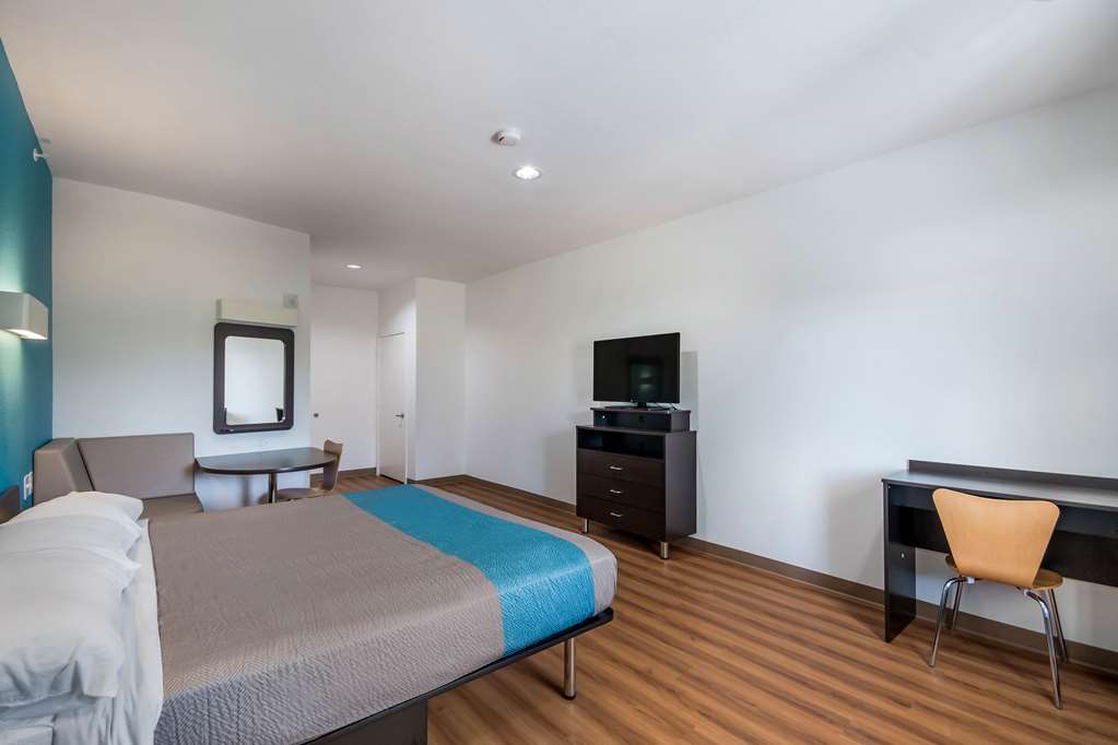 MOTEL 6 CHANNELVIEW-guestroom-Guest Room,Bedding,King bed,Guest Room Amenity,TV and multimedia,Sitting area,On-Site,Furnishings,Deluxe Room,Single Room.jpg