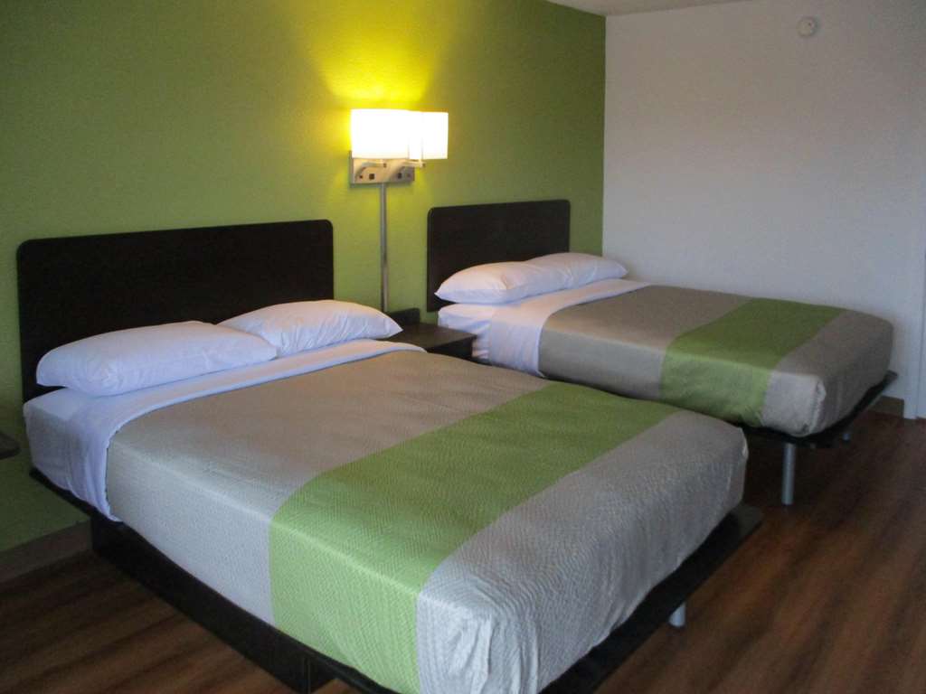 MOTEL 6 CHILHOWIE-guestroom-Guest Room,Bedding,Guest Room Amenity,On-Site,Furnishings,Double Room,Standard Room.jpg