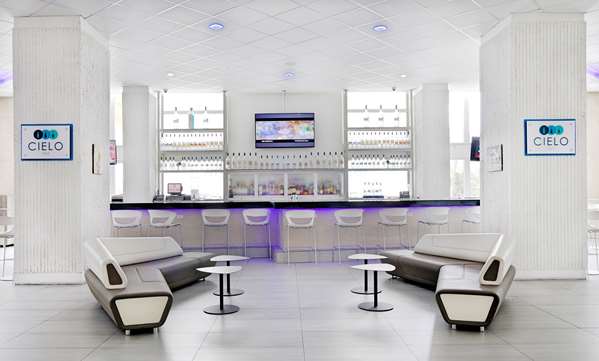 Bar - ESJ Towers Resort Isla Verde San Juan