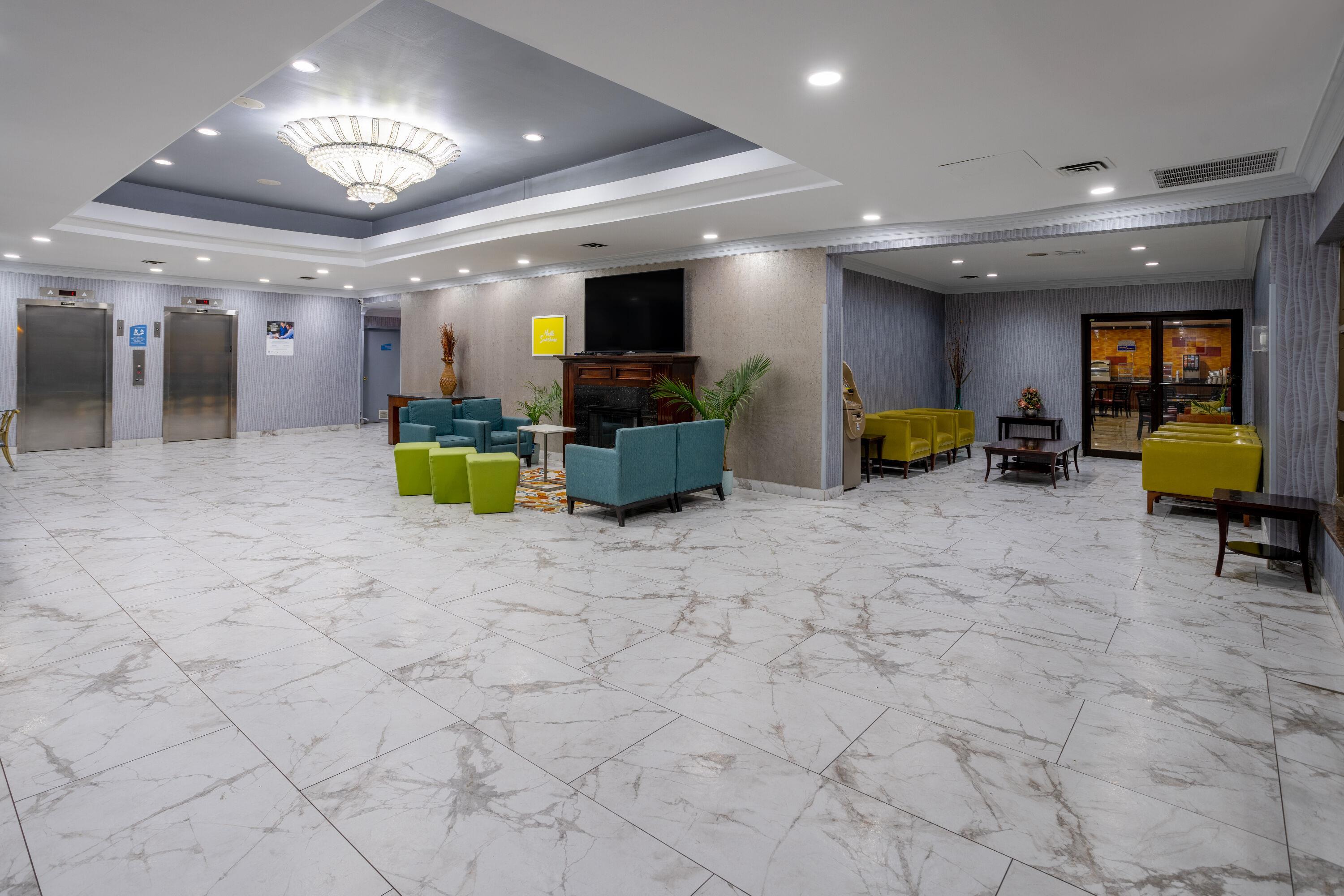lobby view | Days Hotel by Wyndham North Bergen /NYC Area