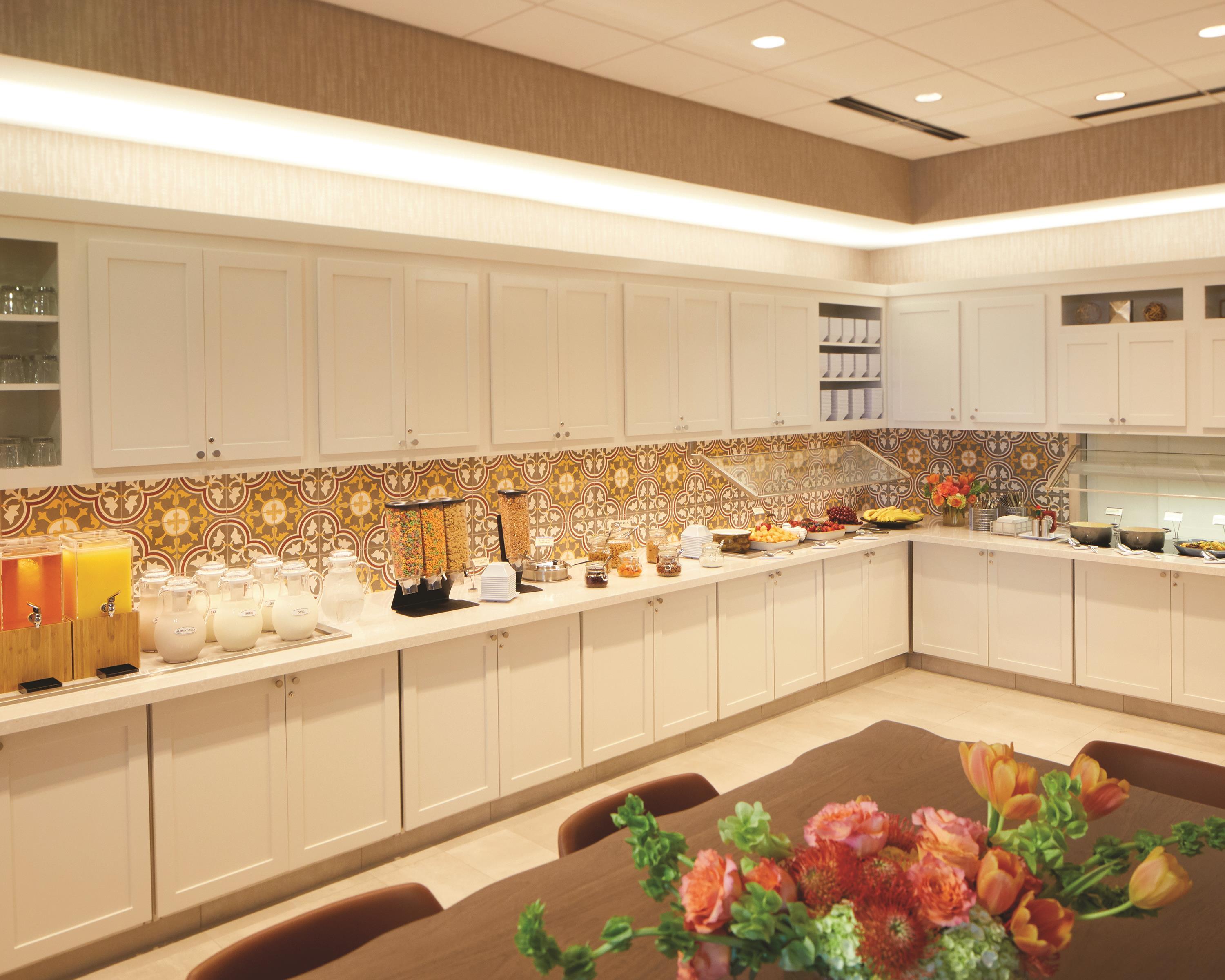 Breakfast Area | Hyatt Place Las Vegas at Silverton Village