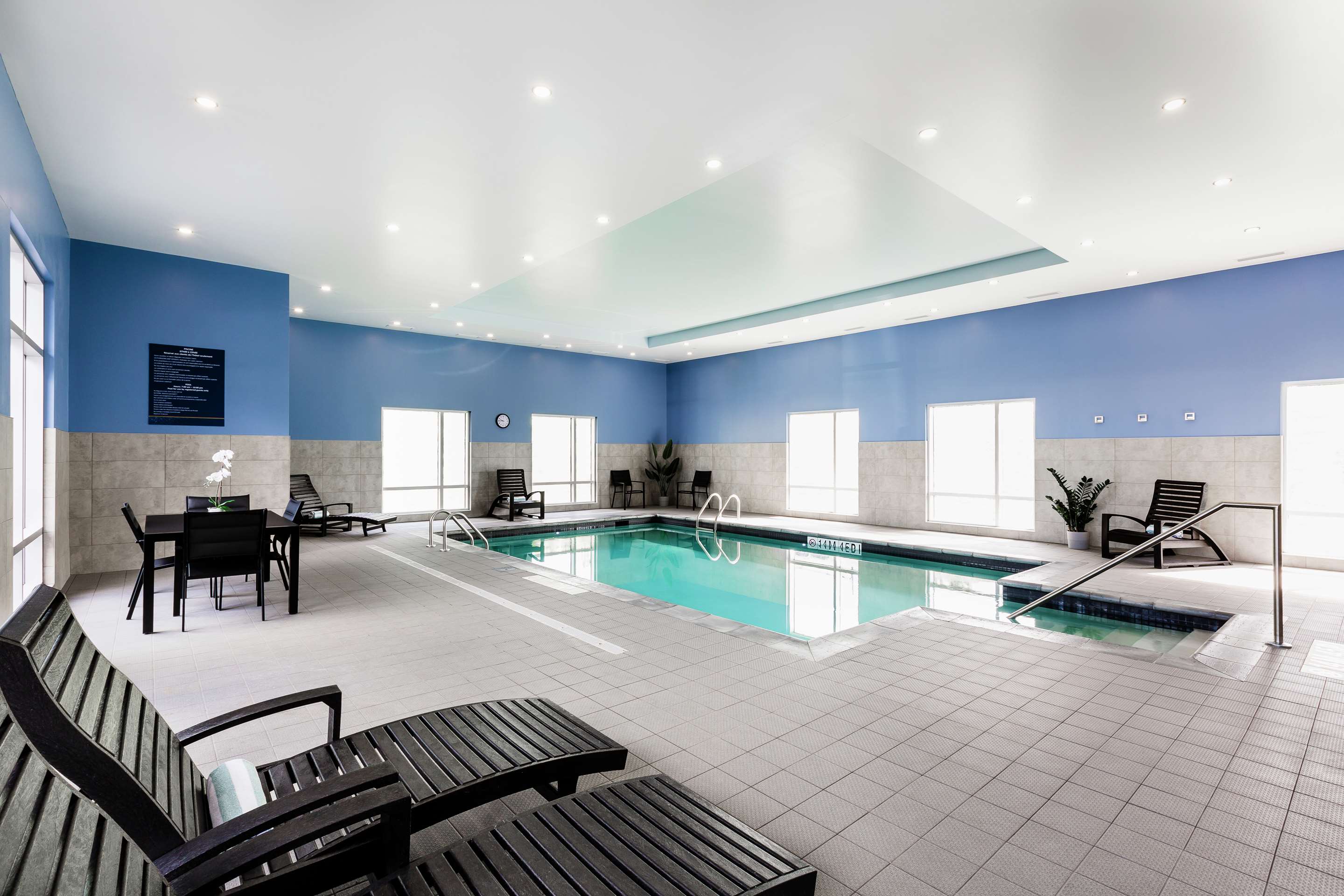Pool | Hampton Inn & Suites by Hilton Quebec City Beauport