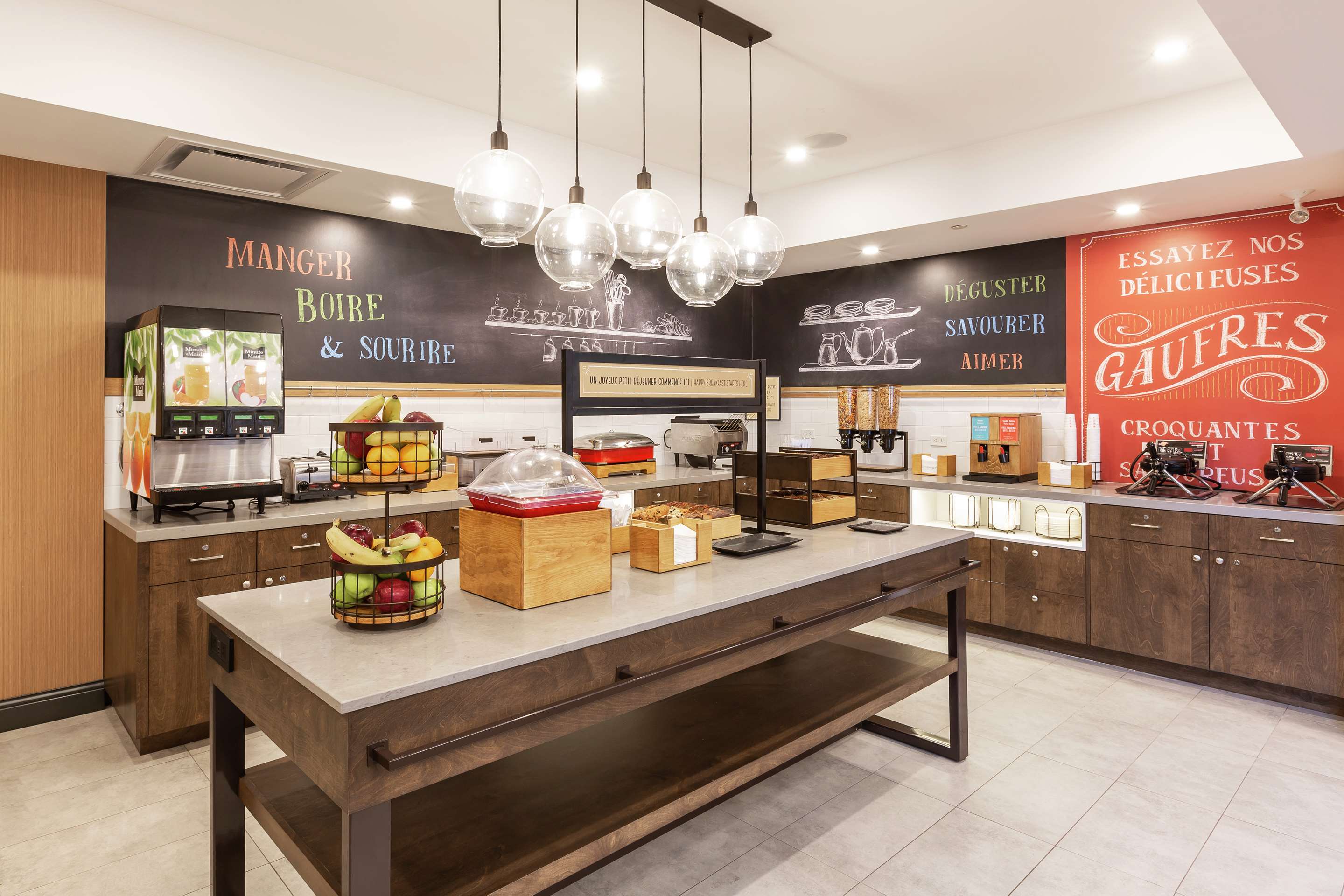 Breakfast Area | Hampton Inn & Suites by Hilton Quebec City Beauport