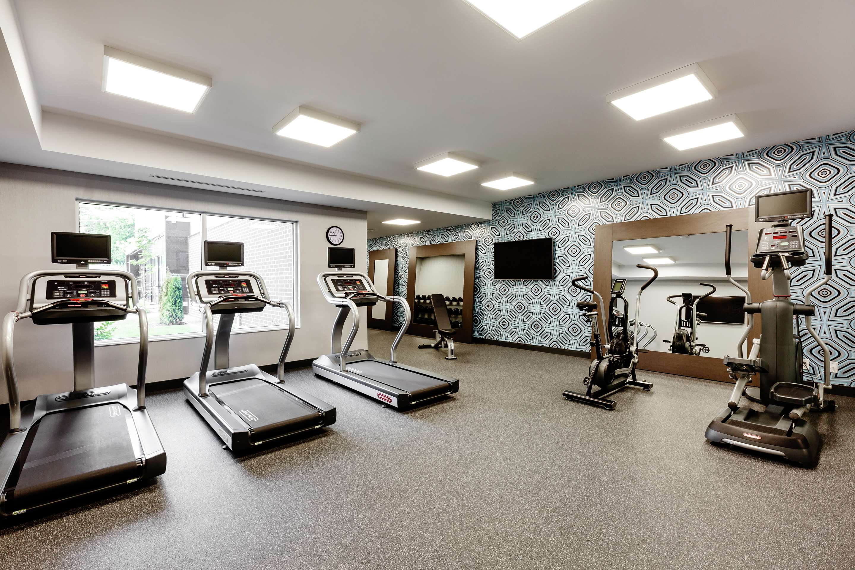 Health club fitness center gym | Hampton Inn & Suites by Hilton Quebec City Beauport