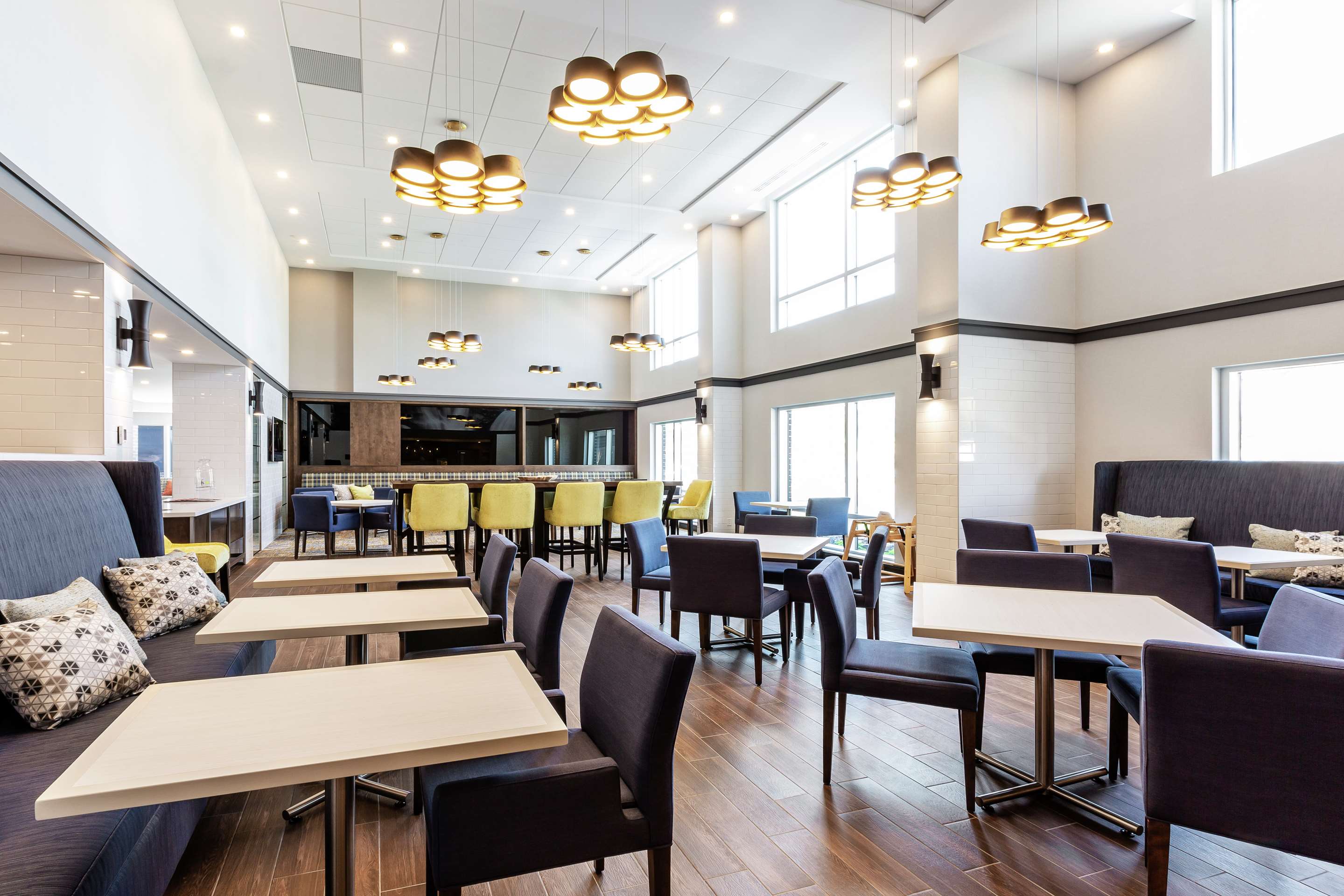 Restaurant | Hampton Inn & Suites by Hilton Quebec City Beauport