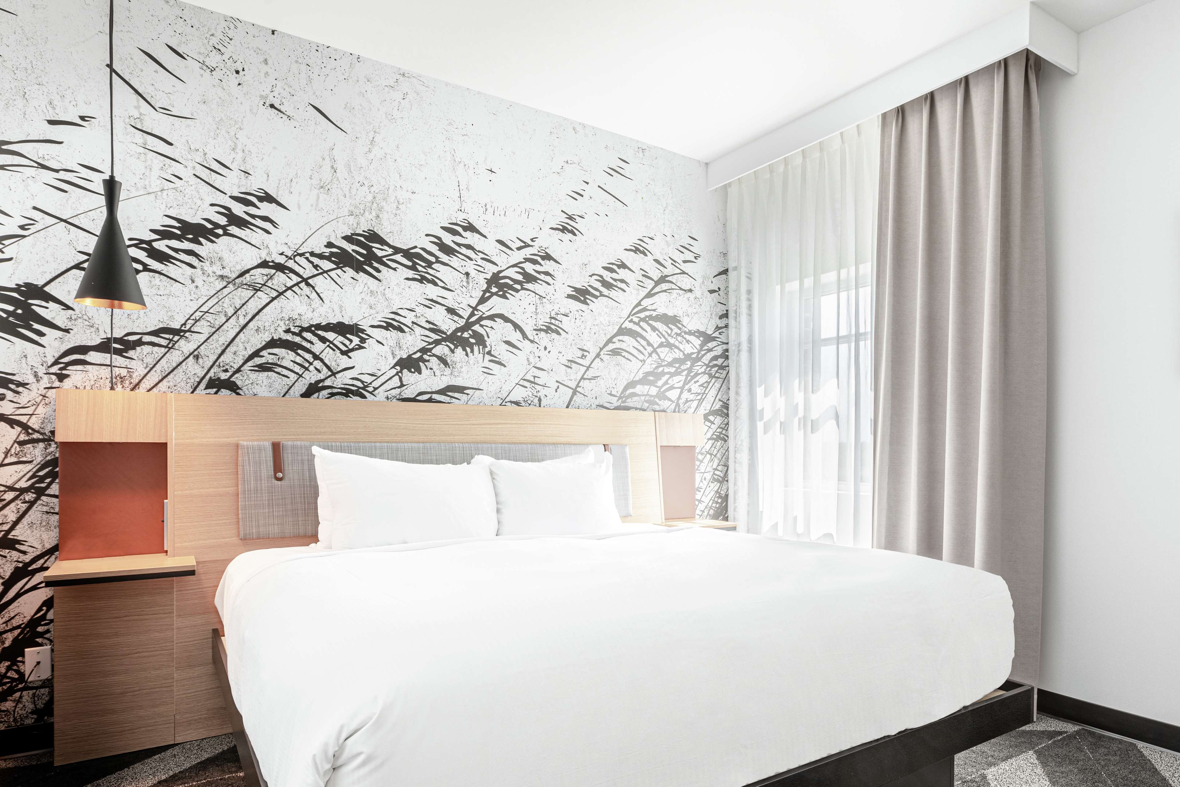 DoubleTree by Hilton Quebec Resort Room Type - 1 KING BED FITNESS ROOM