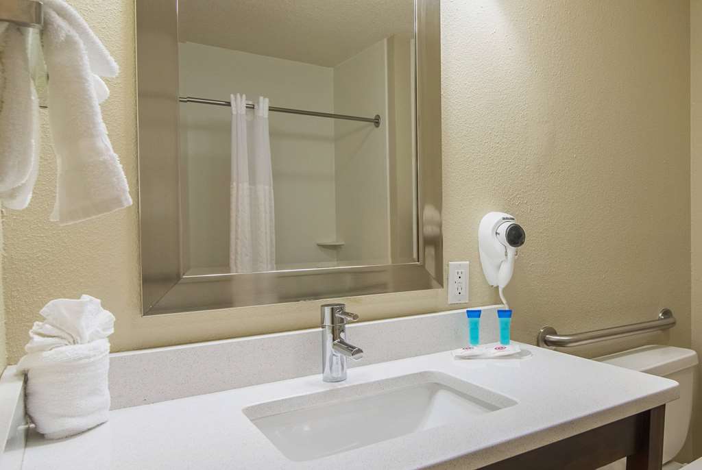 BAYMONT BY WYNDHAM NORTH MYRTLE BEA-guestroom-Guest Room,Bathroom,On-Site.jpg