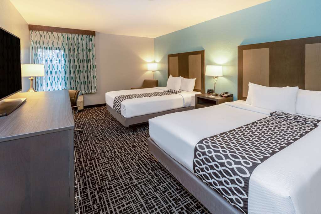 LA QUINTA JONESBORO-guestroom-Guest Room,On-Site.jpg