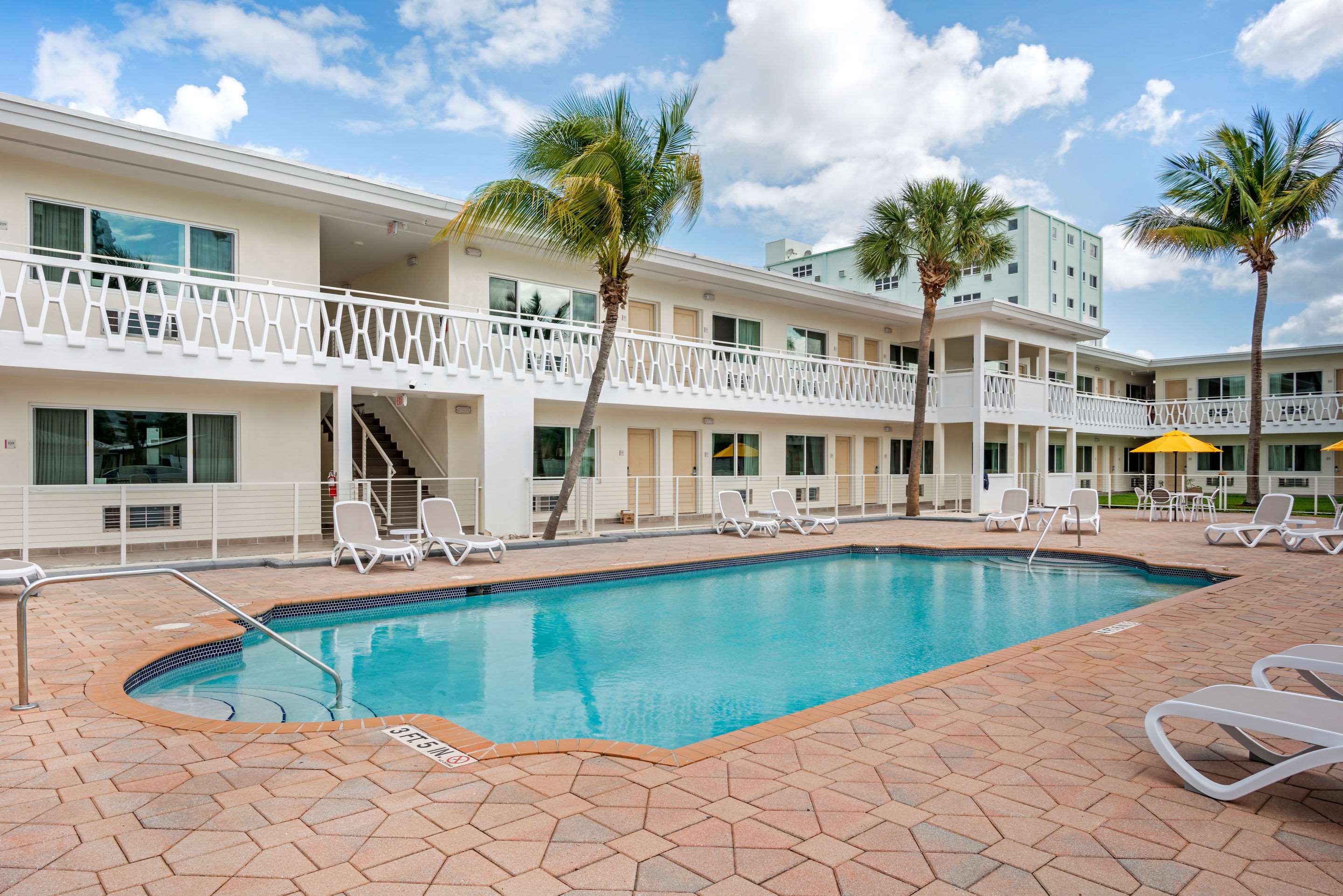 Outdoor pool | Rodeway Inn Hollywood