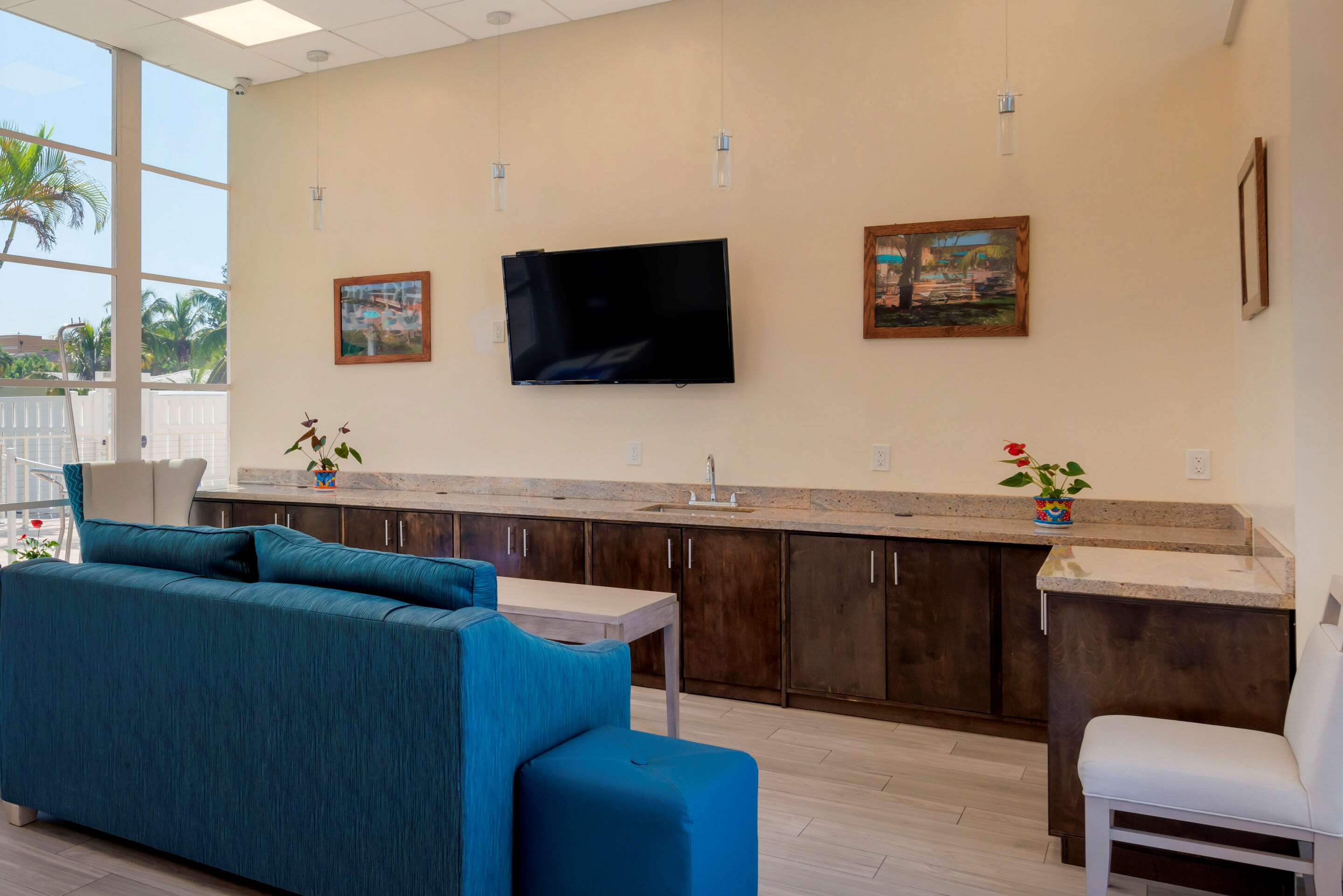 Lobby with sitting area | Rodeway Inn Hollywood