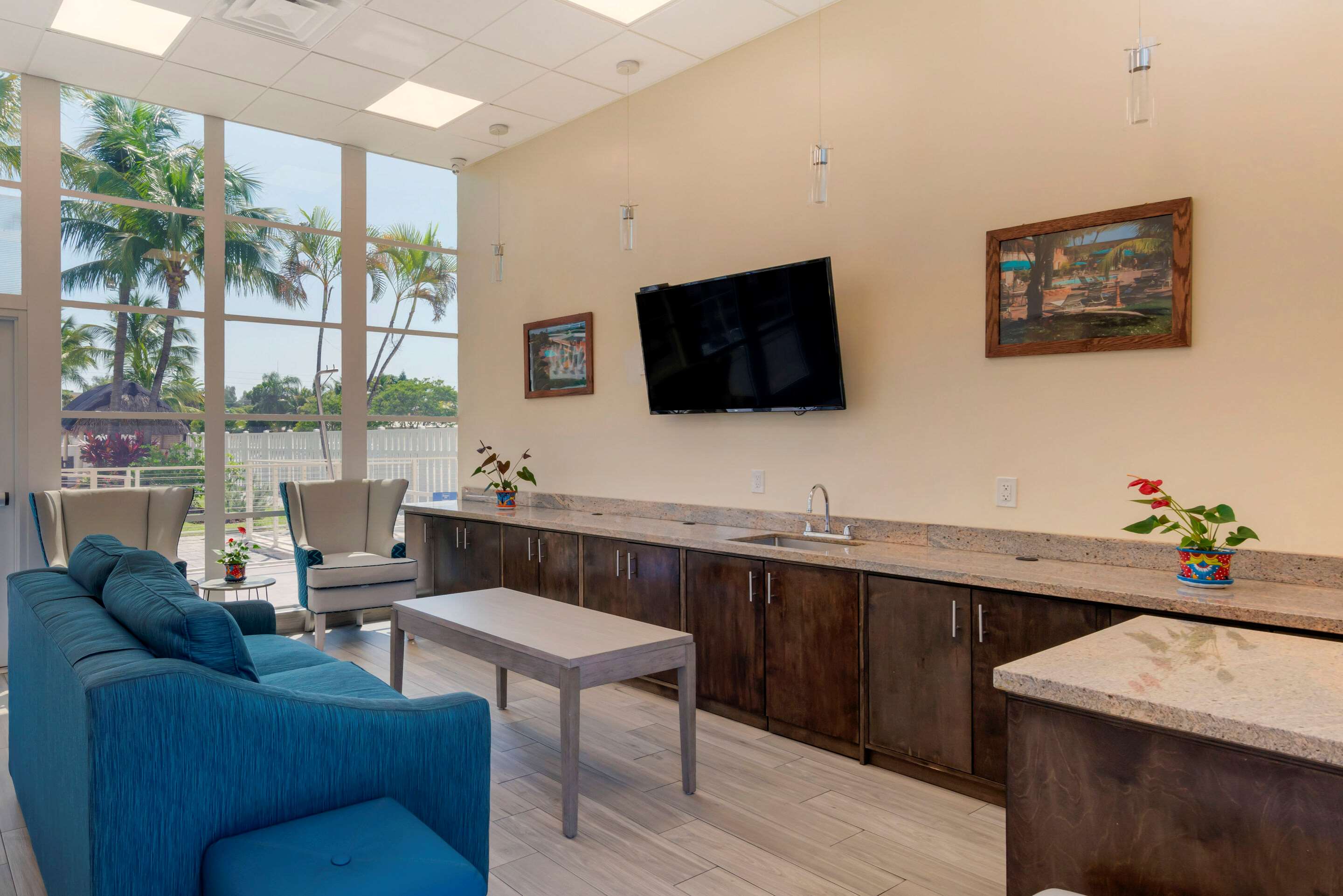 Lobby with sitting area | Rodeway Inn Hollywood