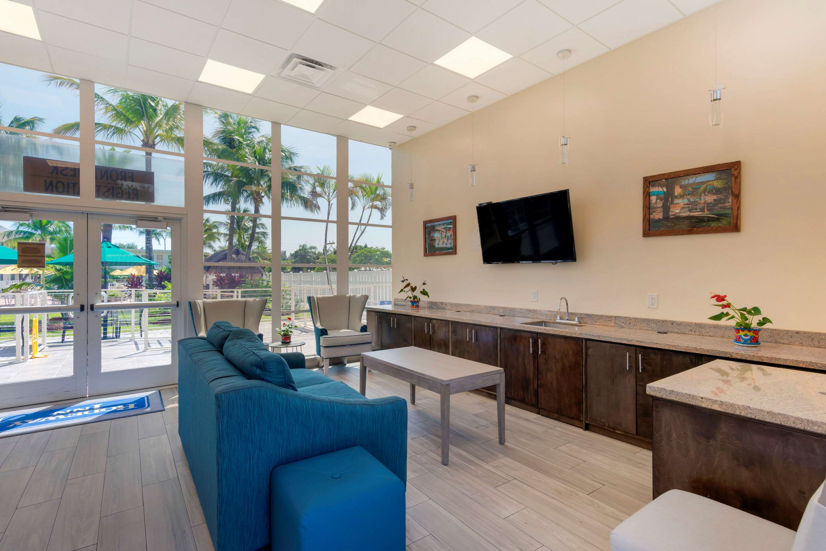 Lobby with sitting area | Rodeway Inn Hollywood