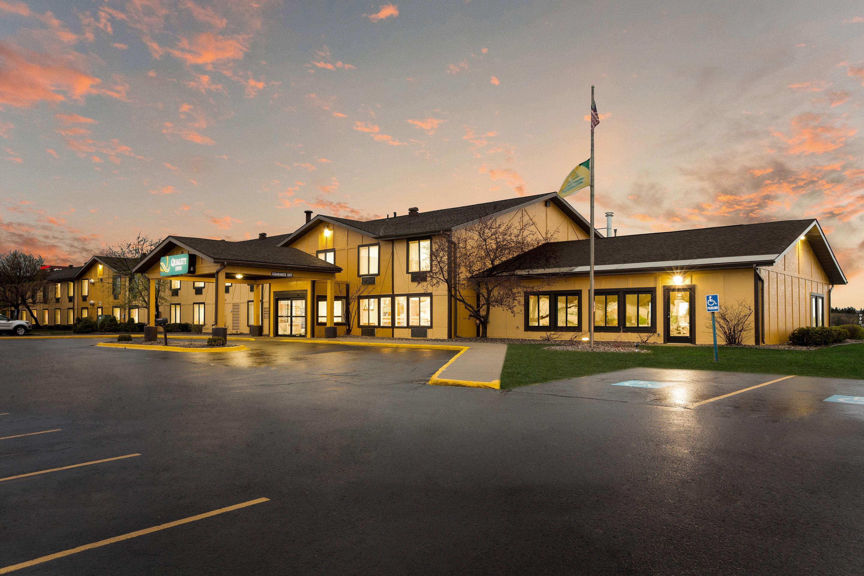 Hotel at night | Quality Inn