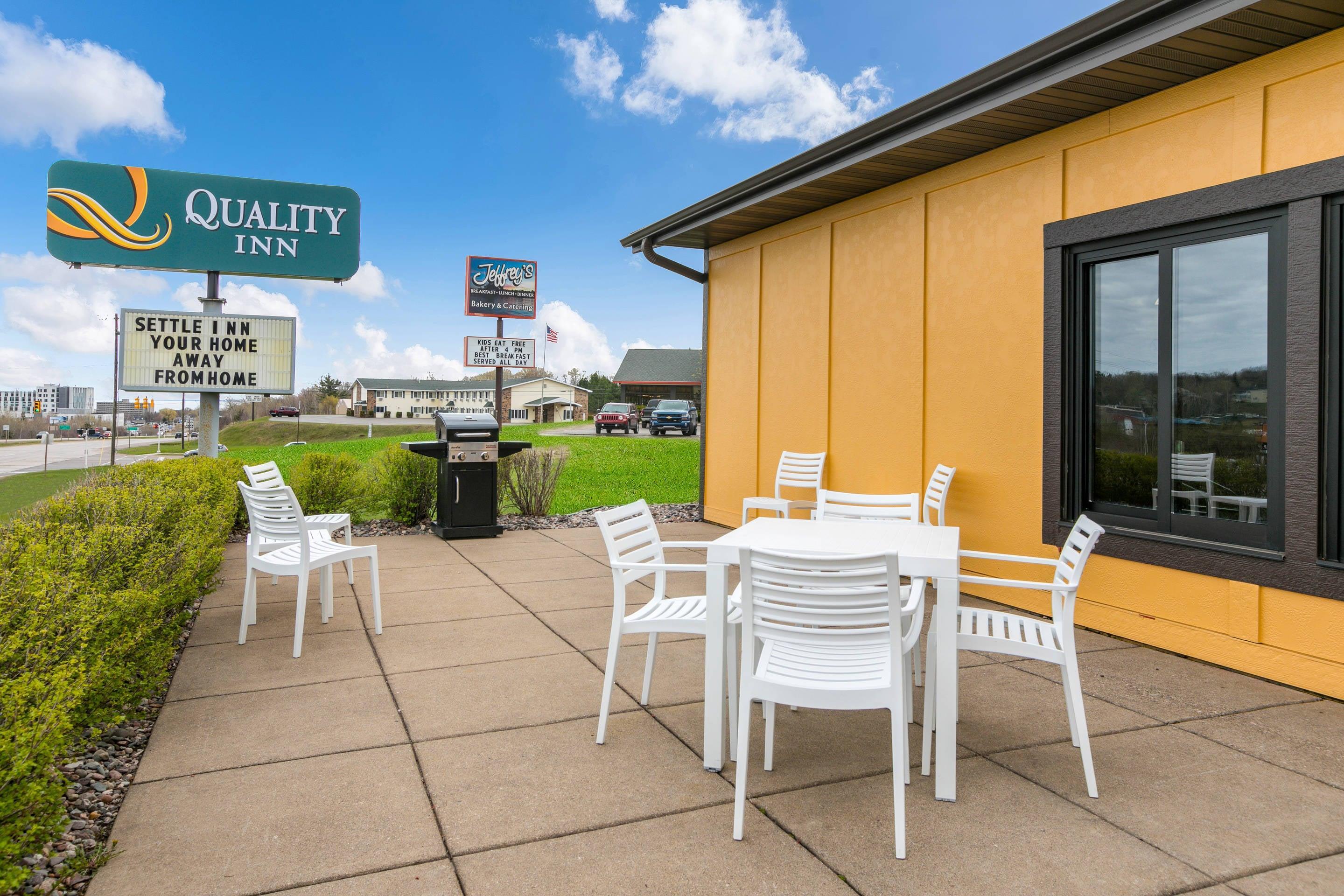 Hotel patio | Quality Inn