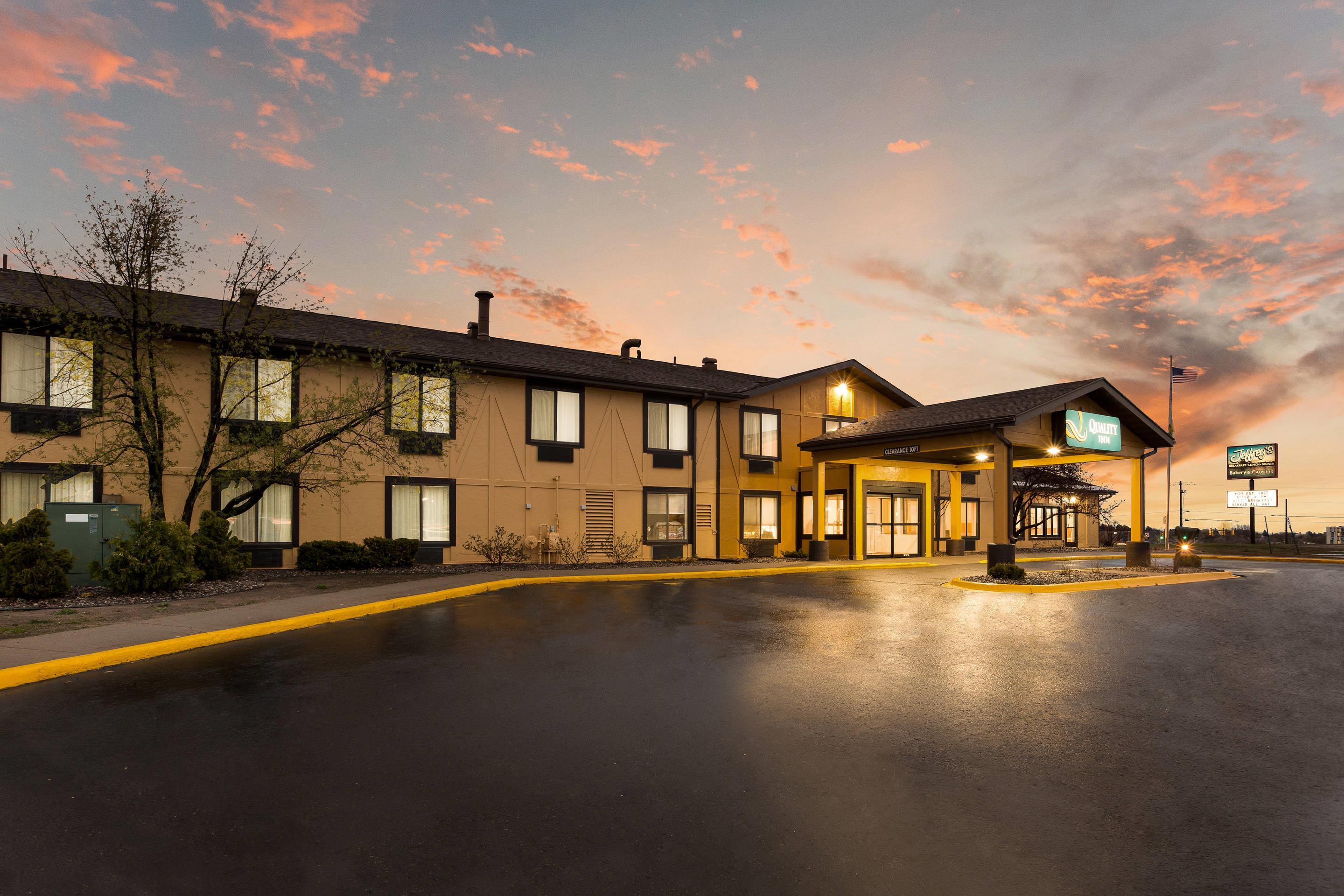 Hotel at night | Quality Inn