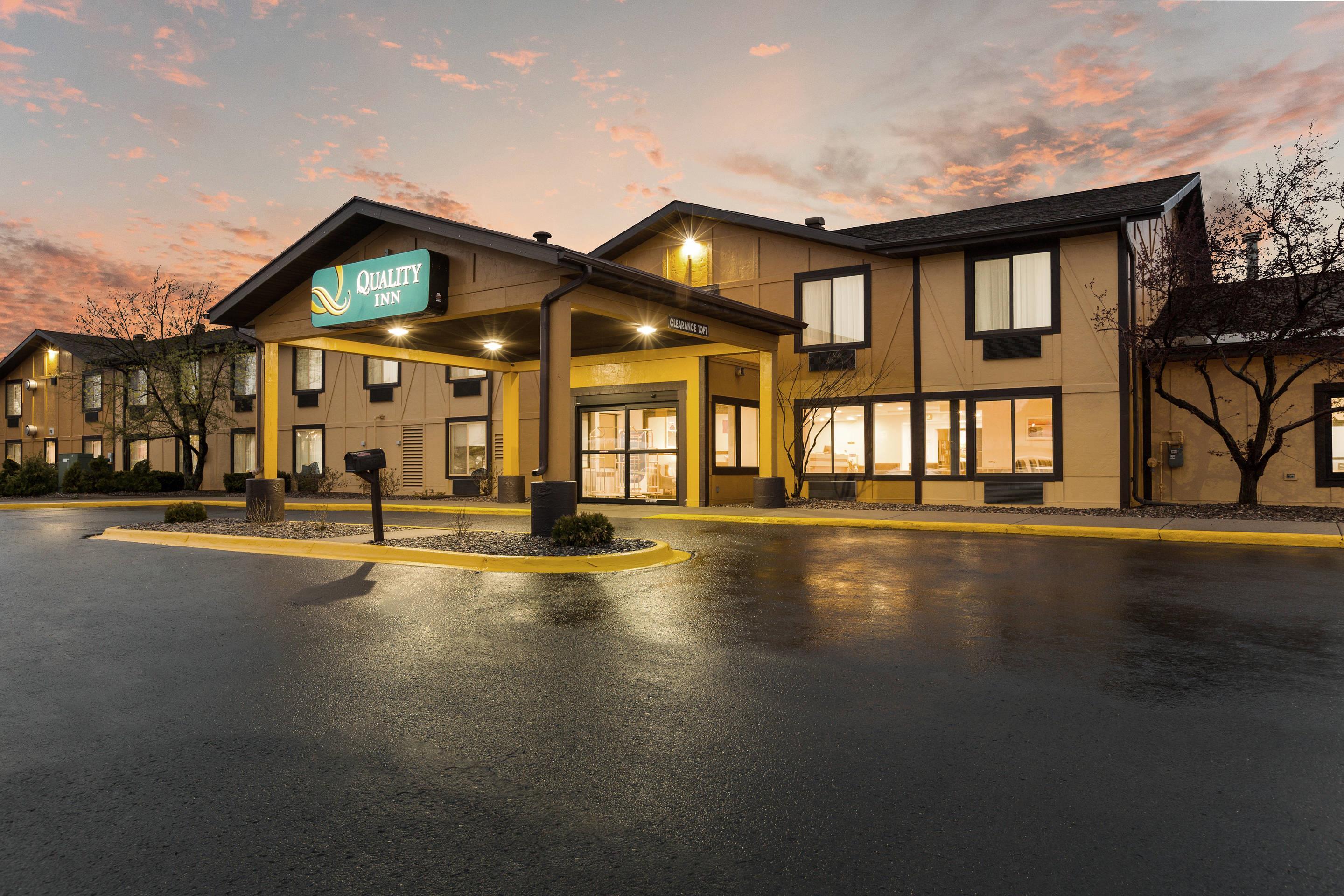 Hotel at night | Quality Inn