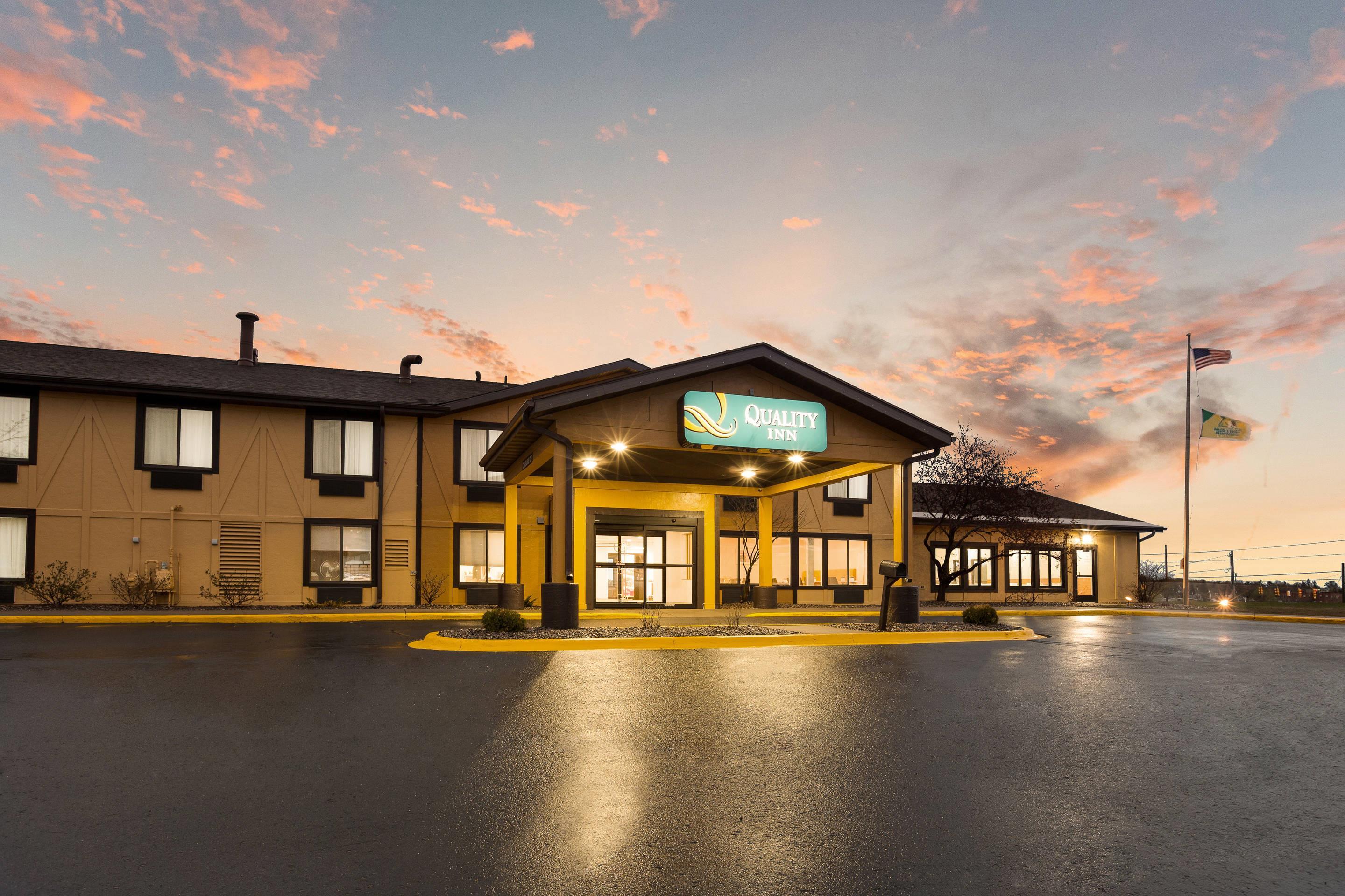 Hotel at night | Quality Inn