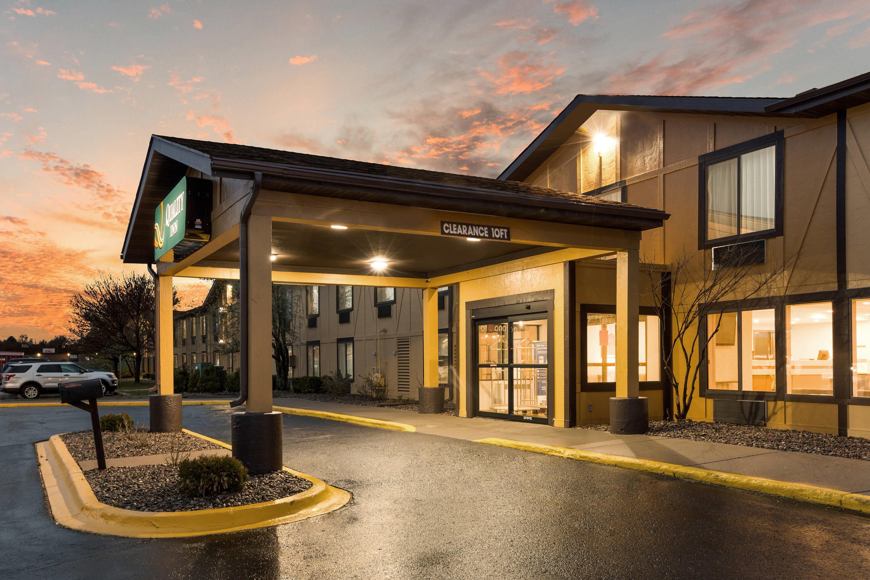 Hotel at night | Quality Inn