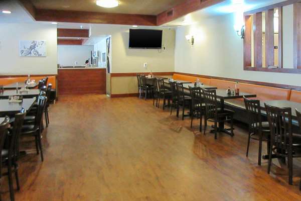 Restaurant - Clarion Hotel & Suites Williston