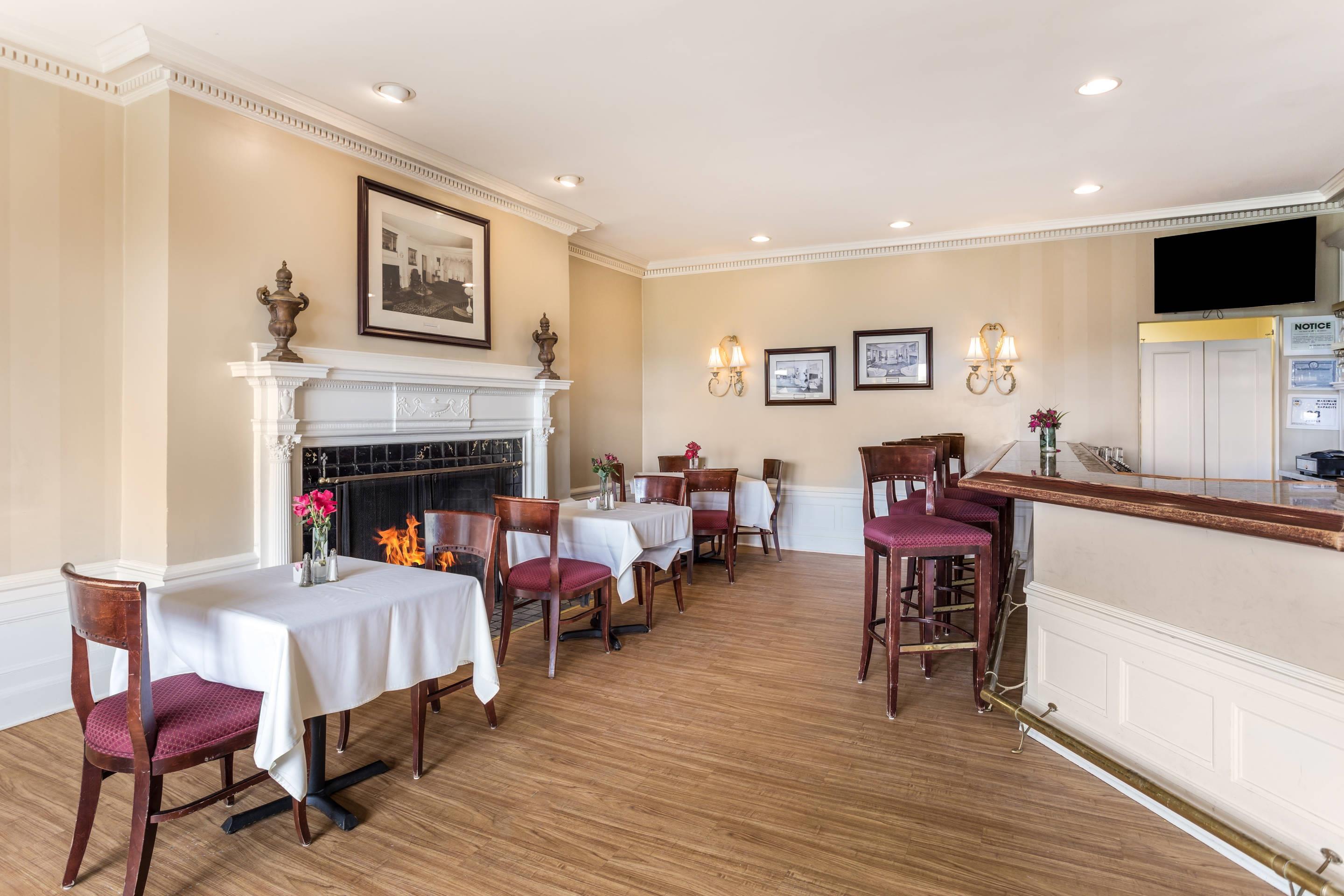 Cocktail lounge