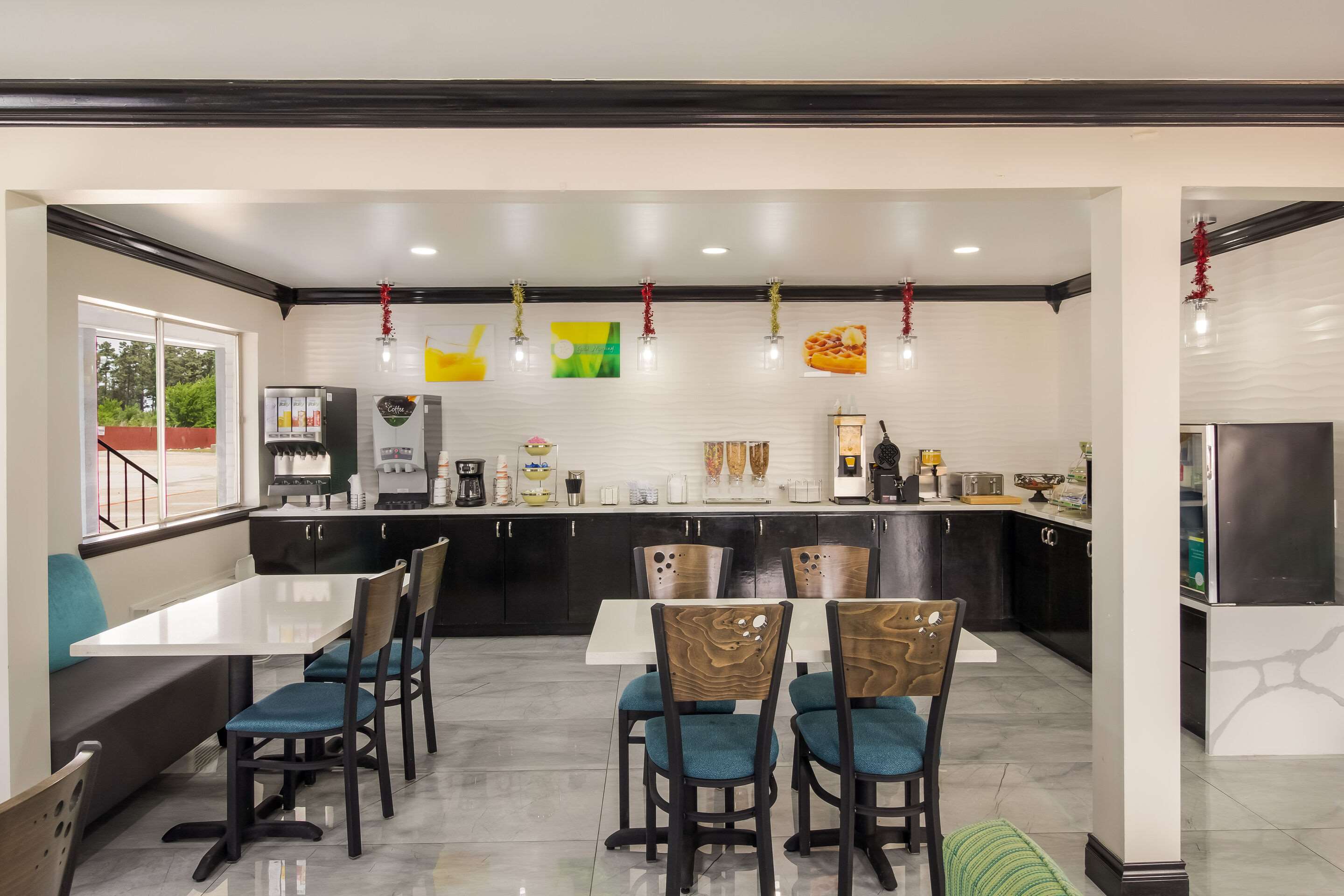 Enjoy breakfast in this seating area | Quality Inn Madisonville