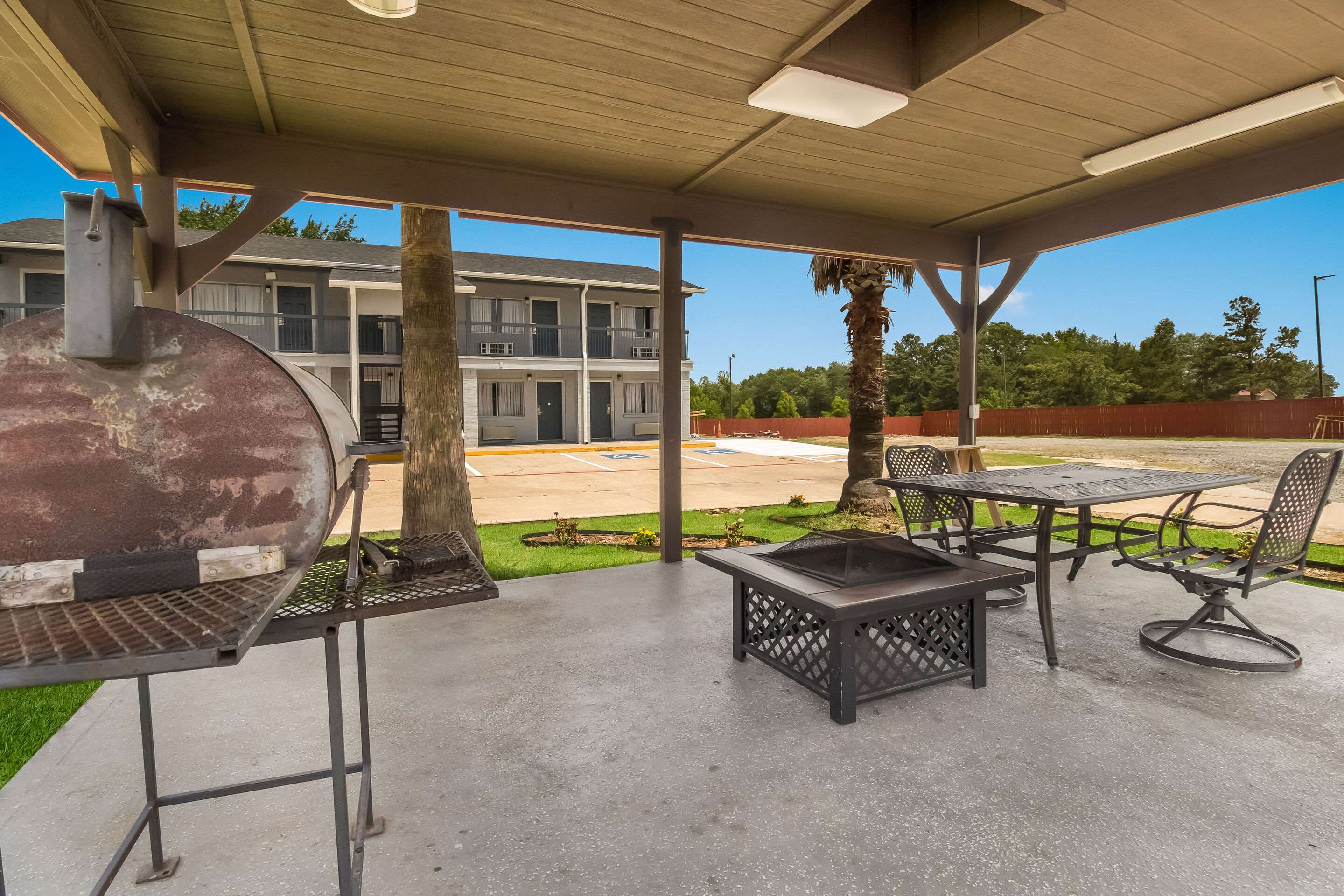 Barbecue area | Quality Inn Madisonville